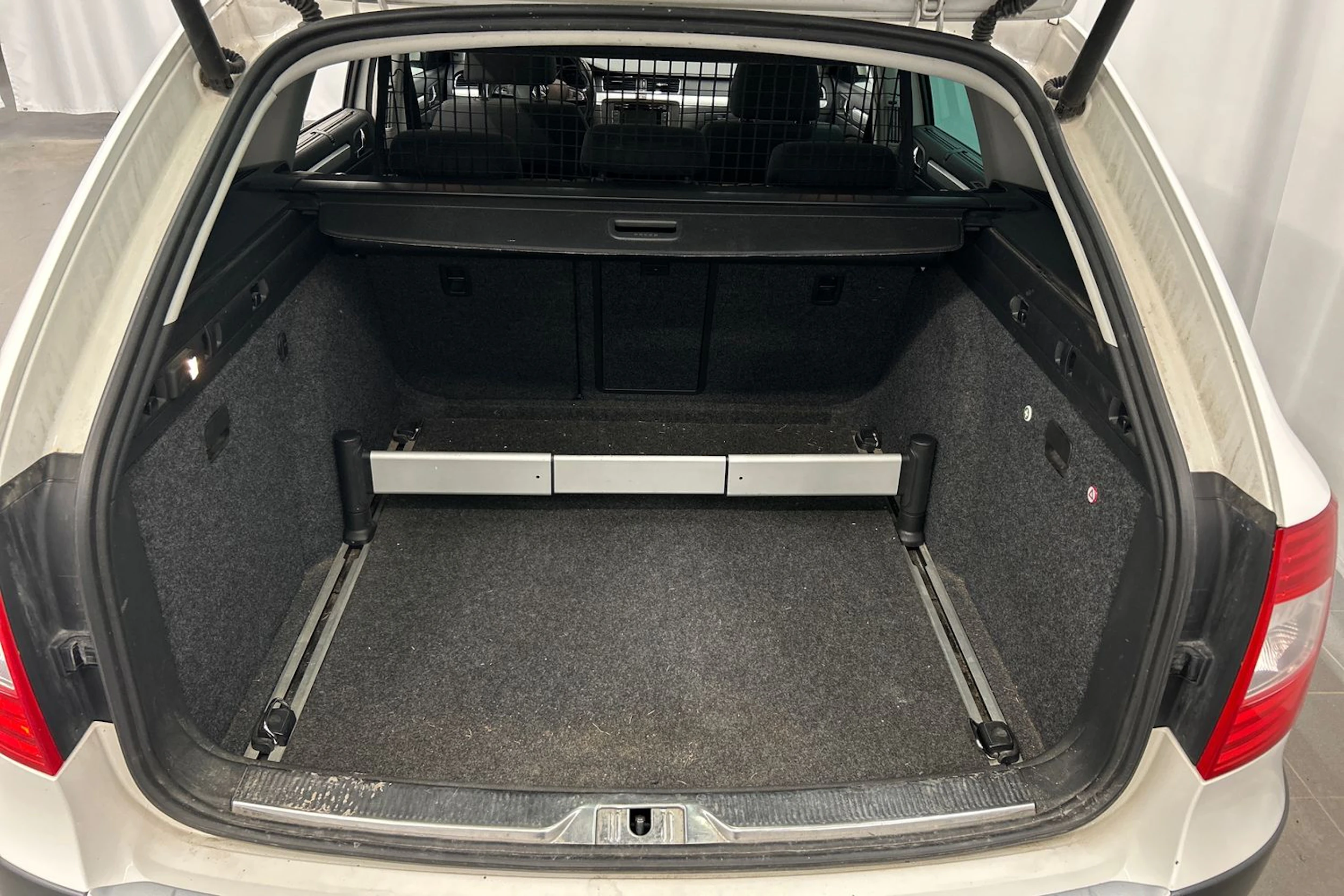 valkoinen Skoda Superb 2015 kuva 12.