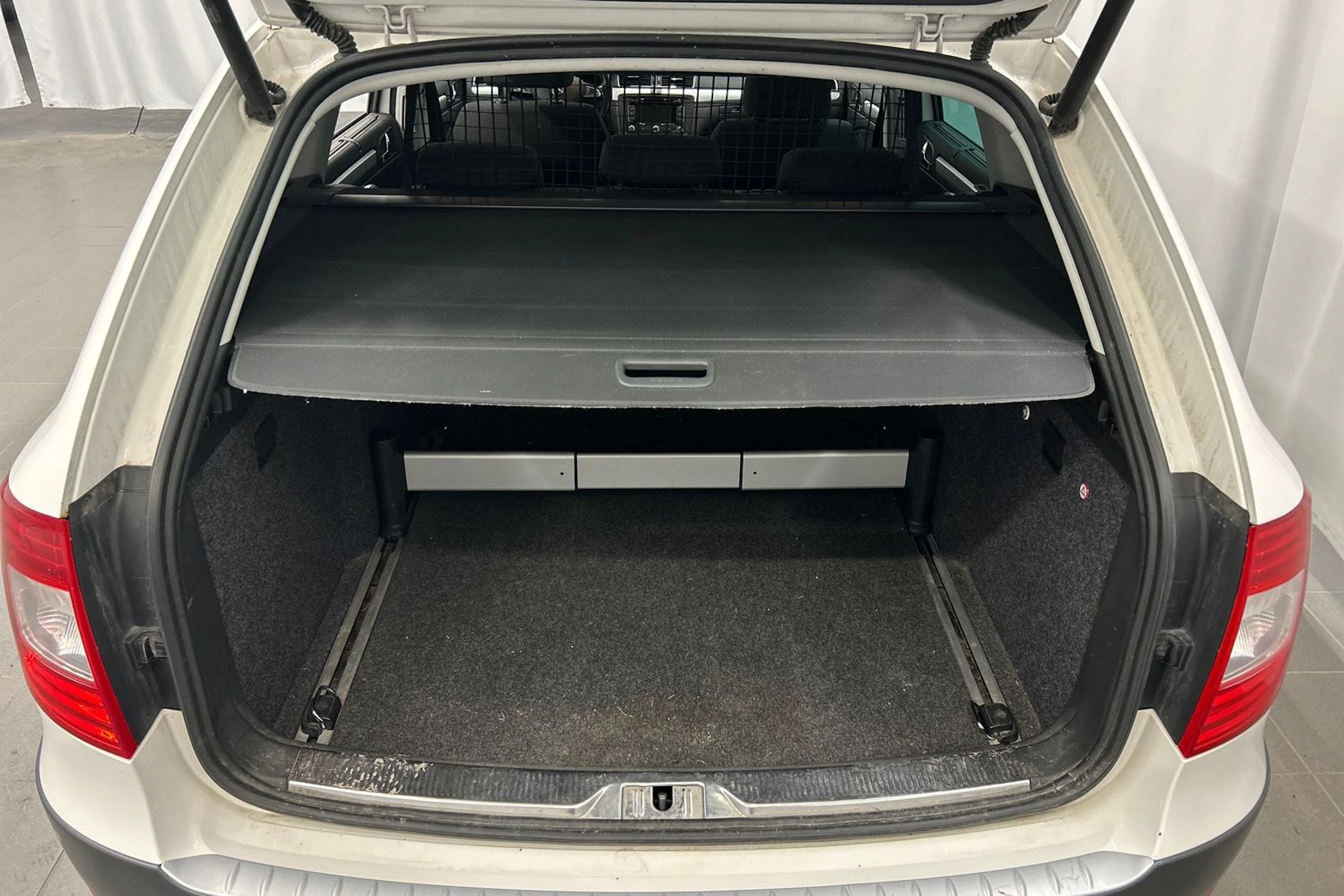 valkoinen Skoda Superb 2015 kuva 13.