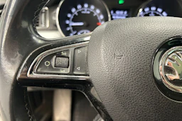 valkoinen Skoda Superb 2015 kuva 18.