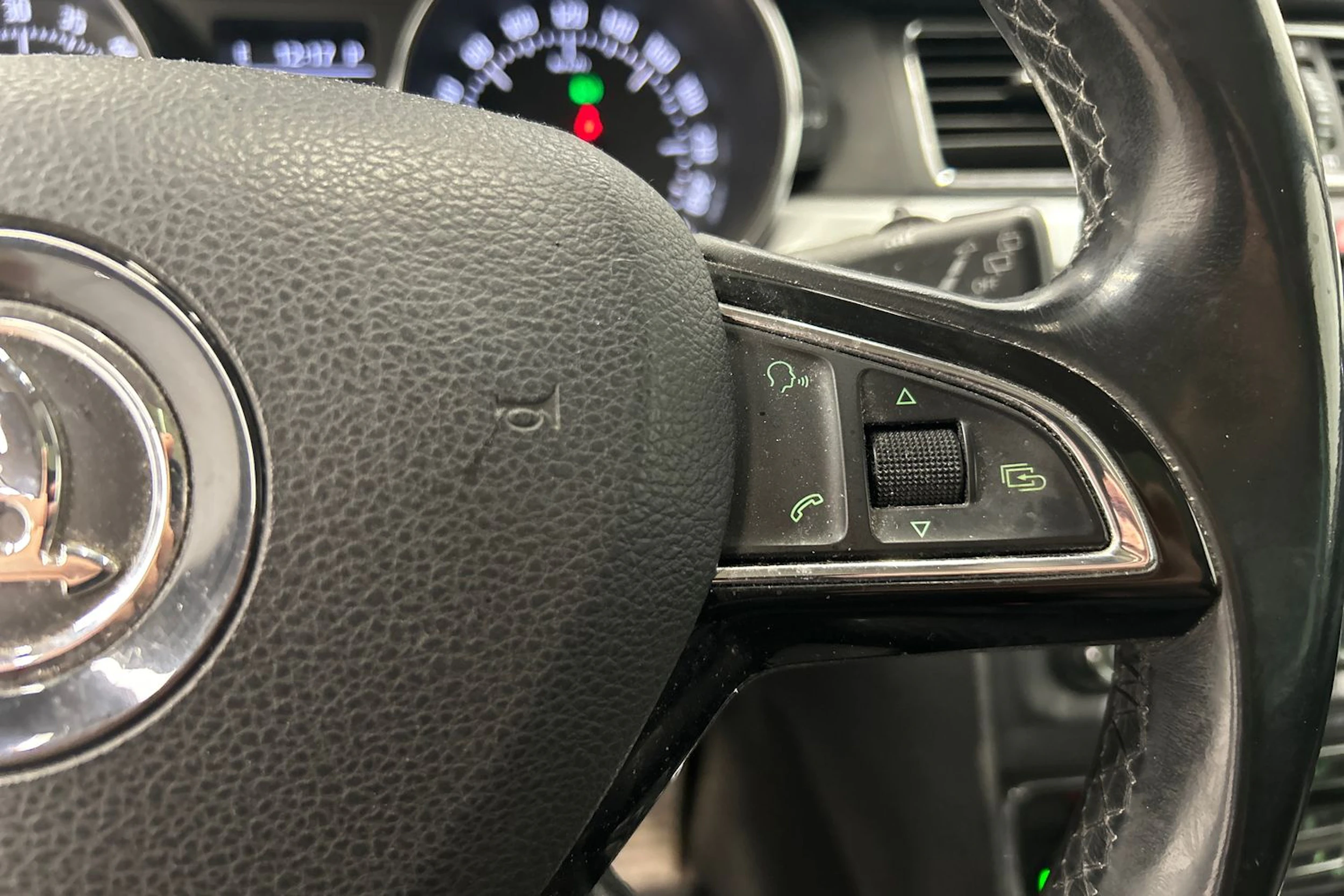valkoinen Skoda Superb 2015 kuva 19.