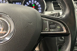 valkoinen Skoda Superb 2015 kuva 19.