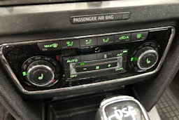 valkoinen Skoda Superb 2015 kuva 22.