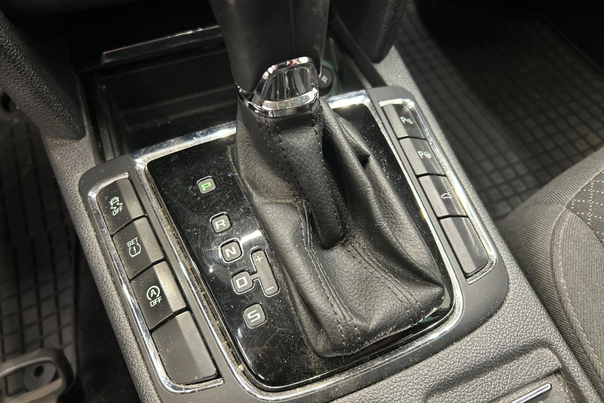 valkoinen Skoda Superb 2015 kuva 23.