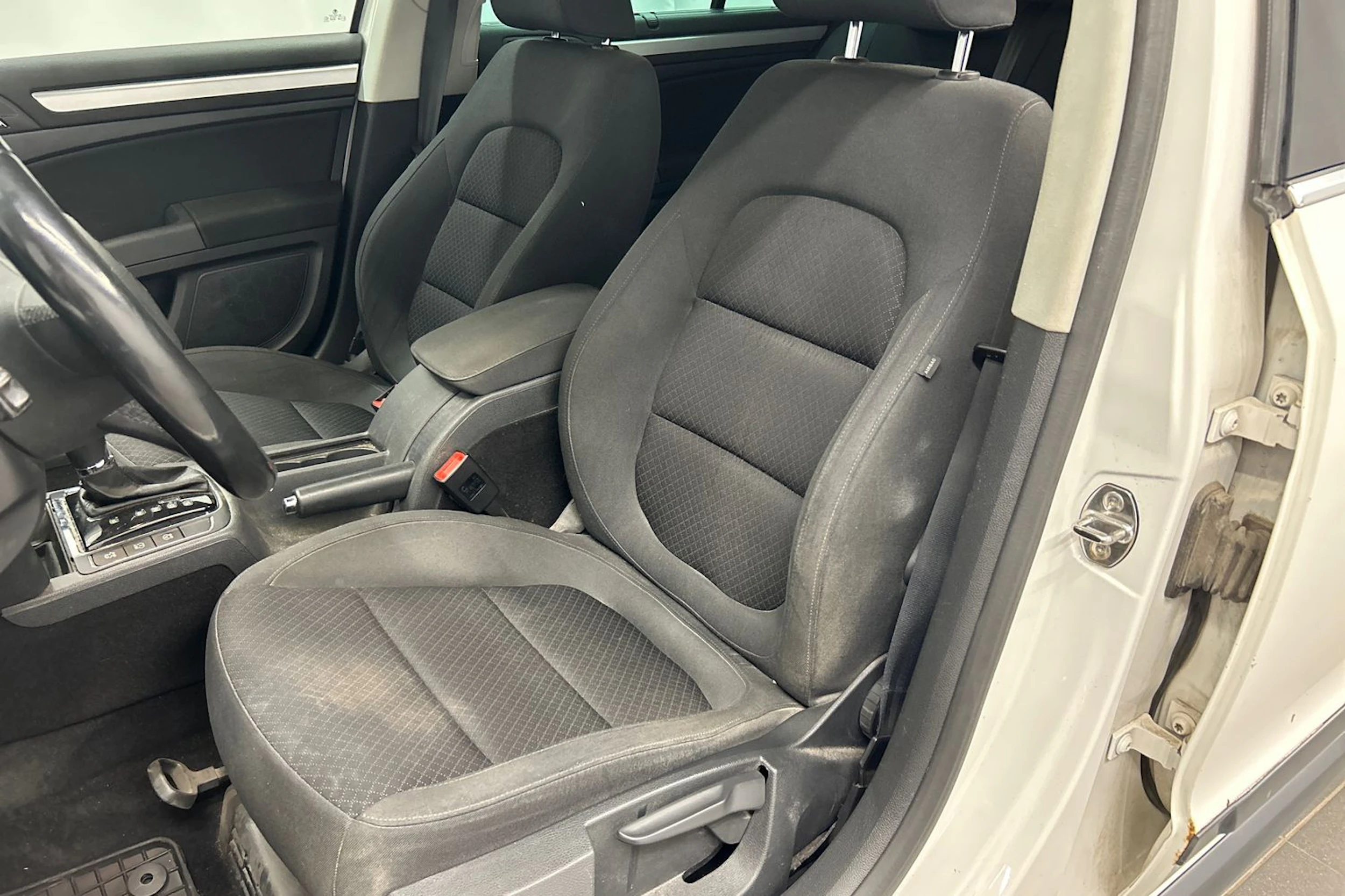 valkoinen Skoda Superb 2015 kuva 24.