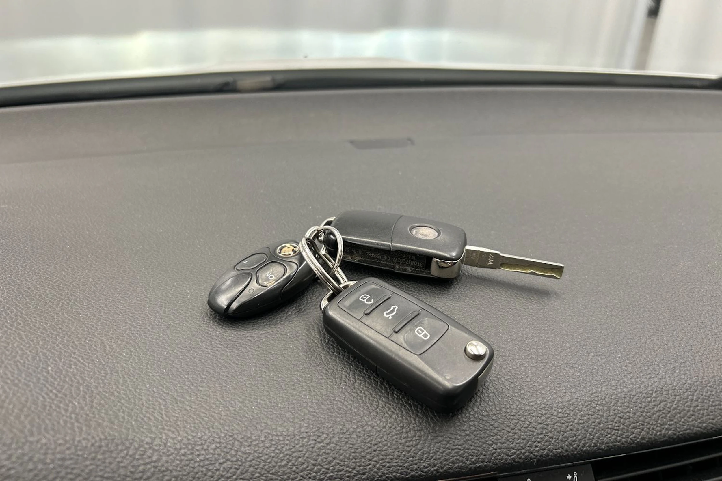valkoinen Skoda Superb 2015 kuva 38.