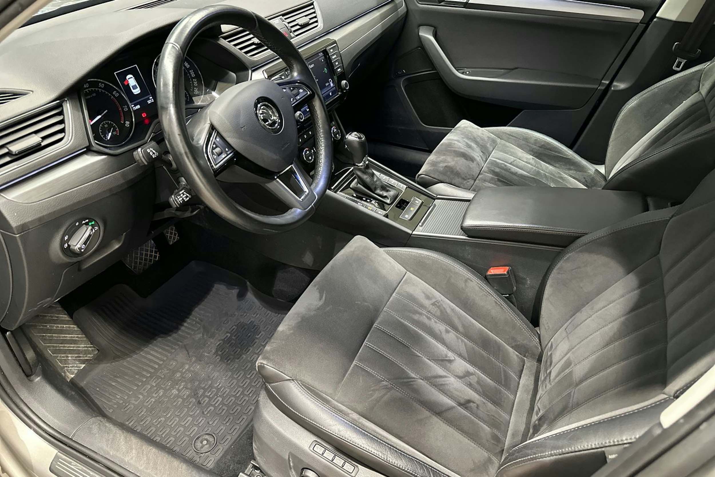 ruskea (beige) Skoda Superb 2016 kuva 6.