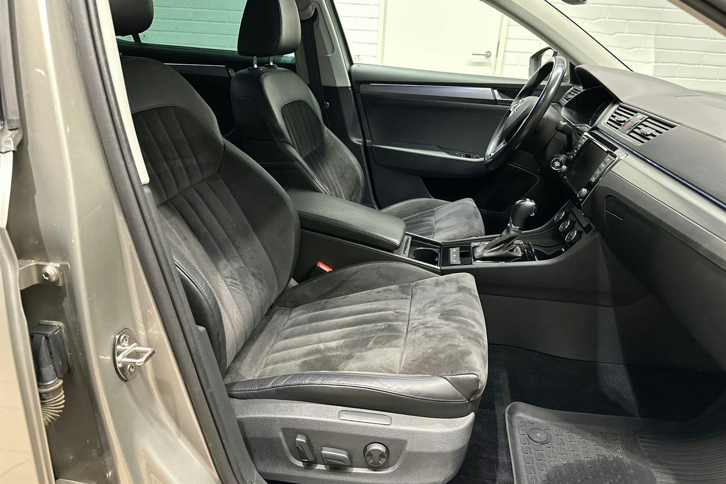 ruskea (beige) Skoda Superb 2016 kuva 27.