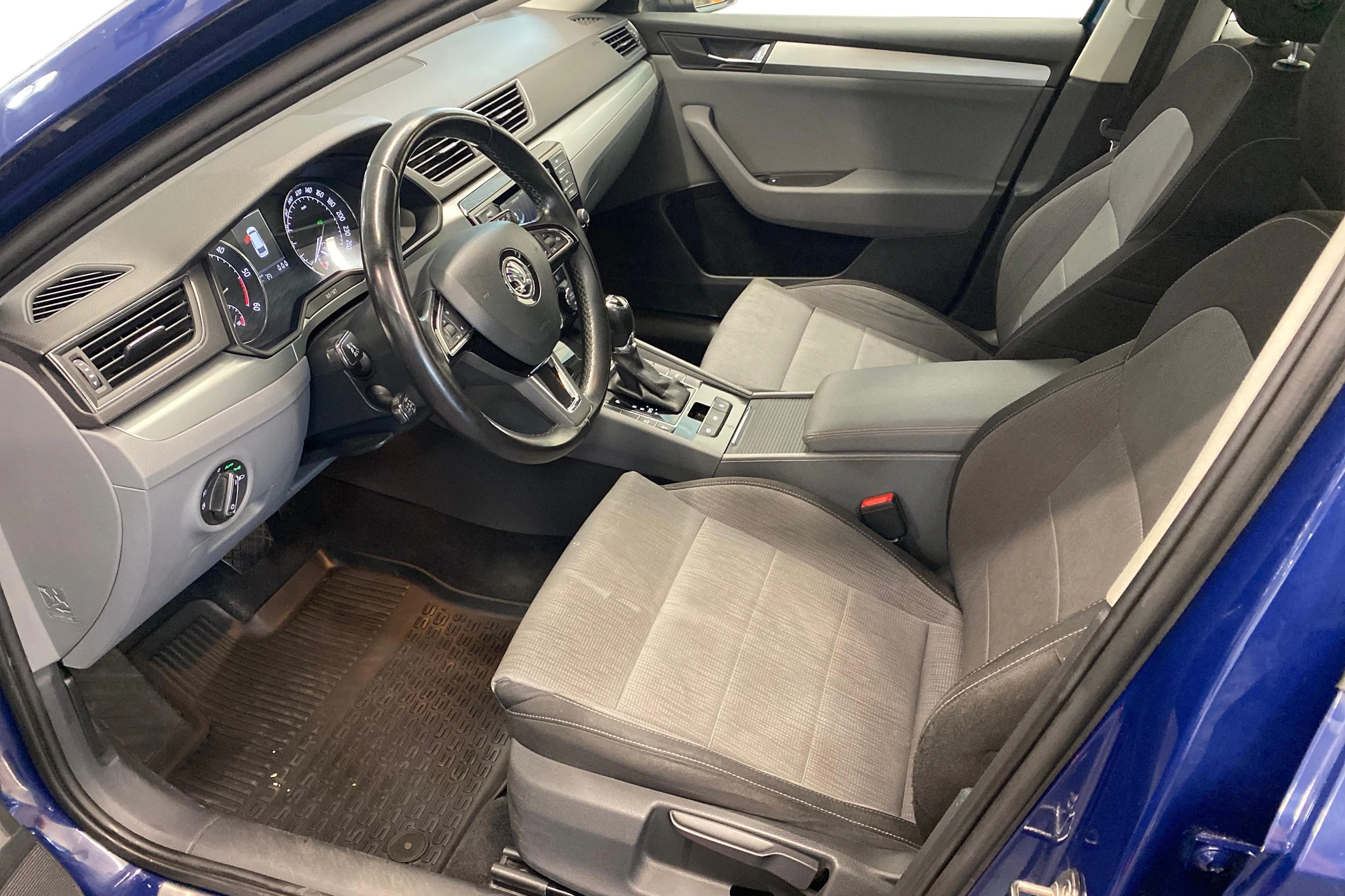 sininen Skoda Superb 2016 kuva 6.