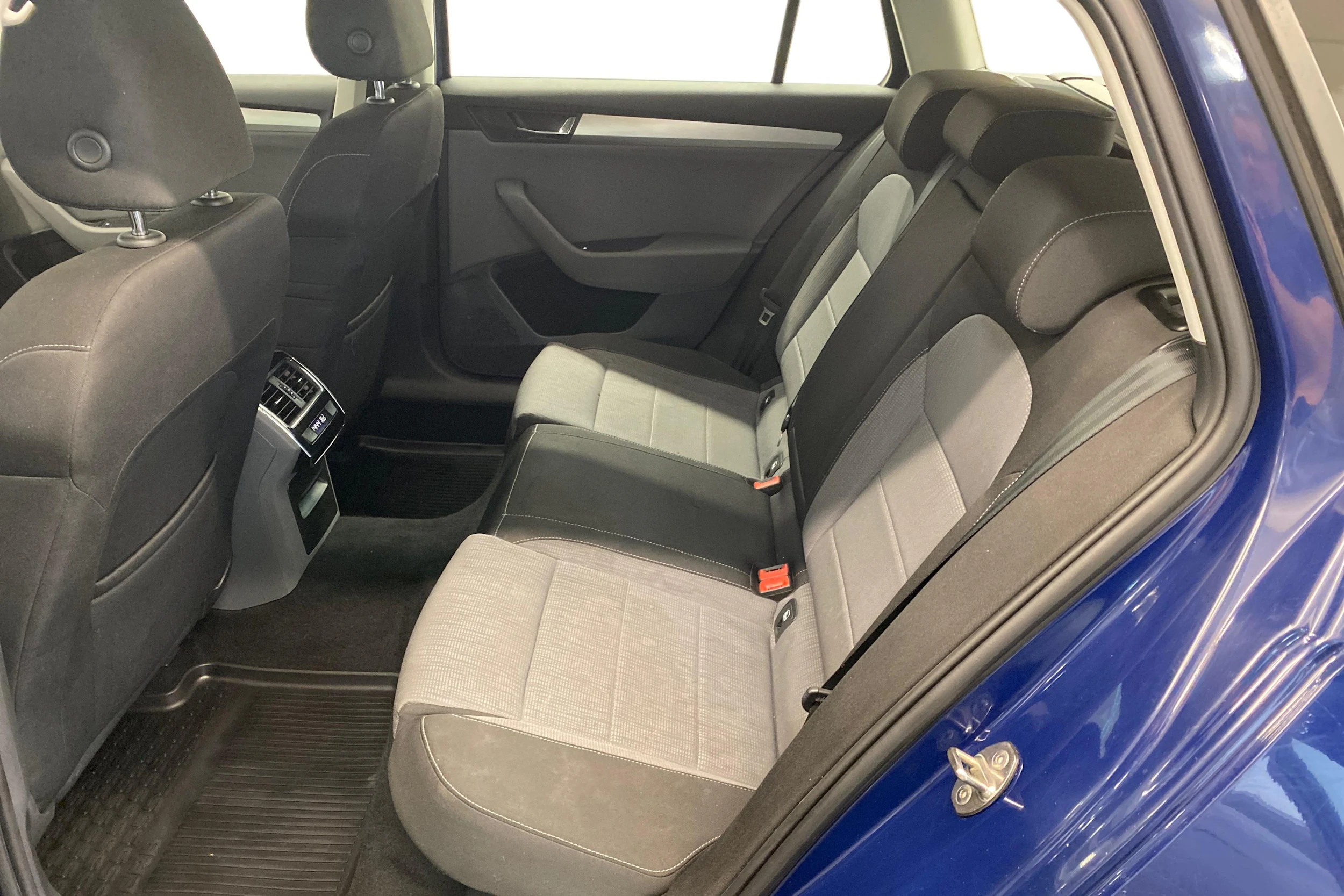 sininen Skoda Superb 2016 kuva 8.