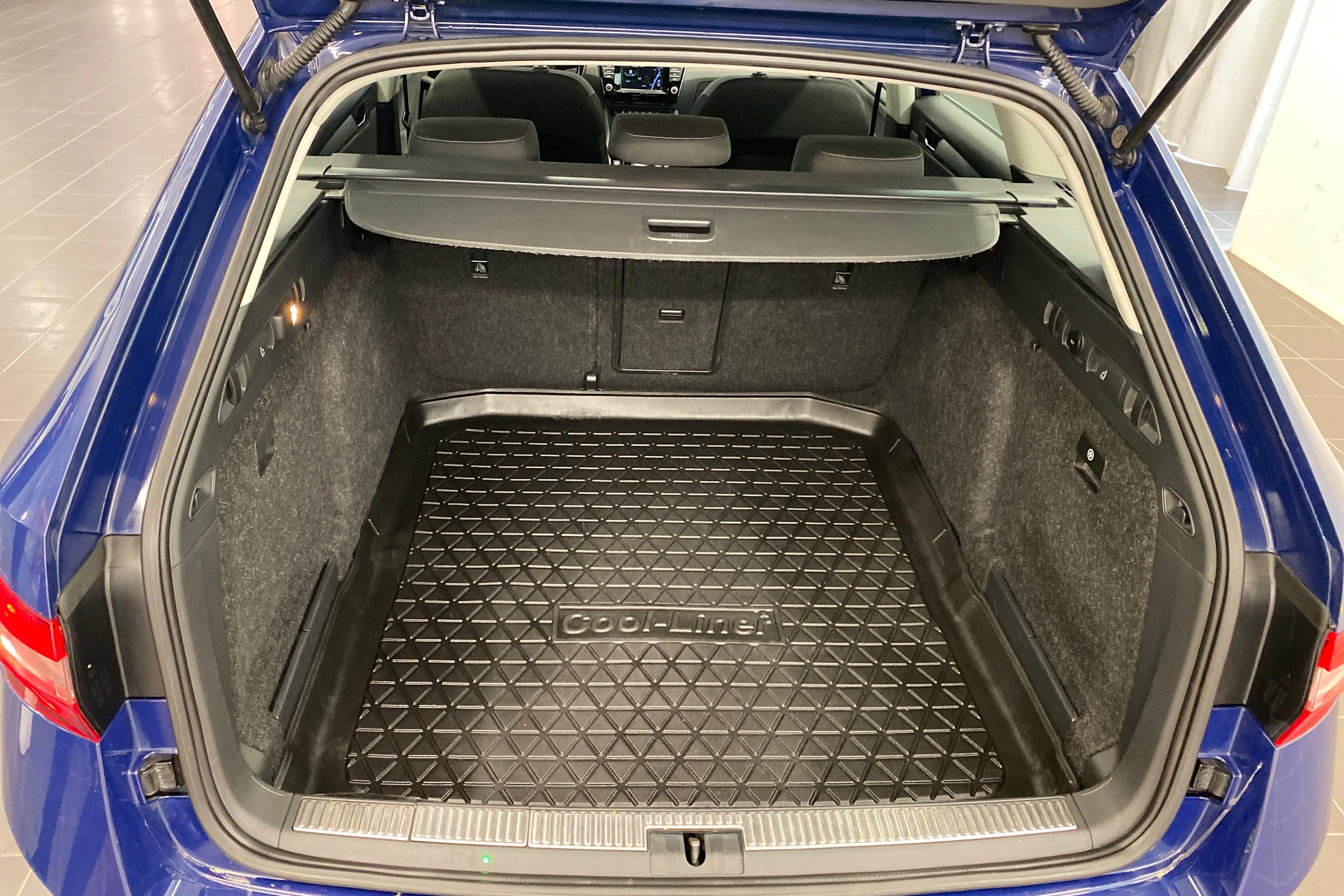 sininen Skoda Superb 2016 kuva 11.