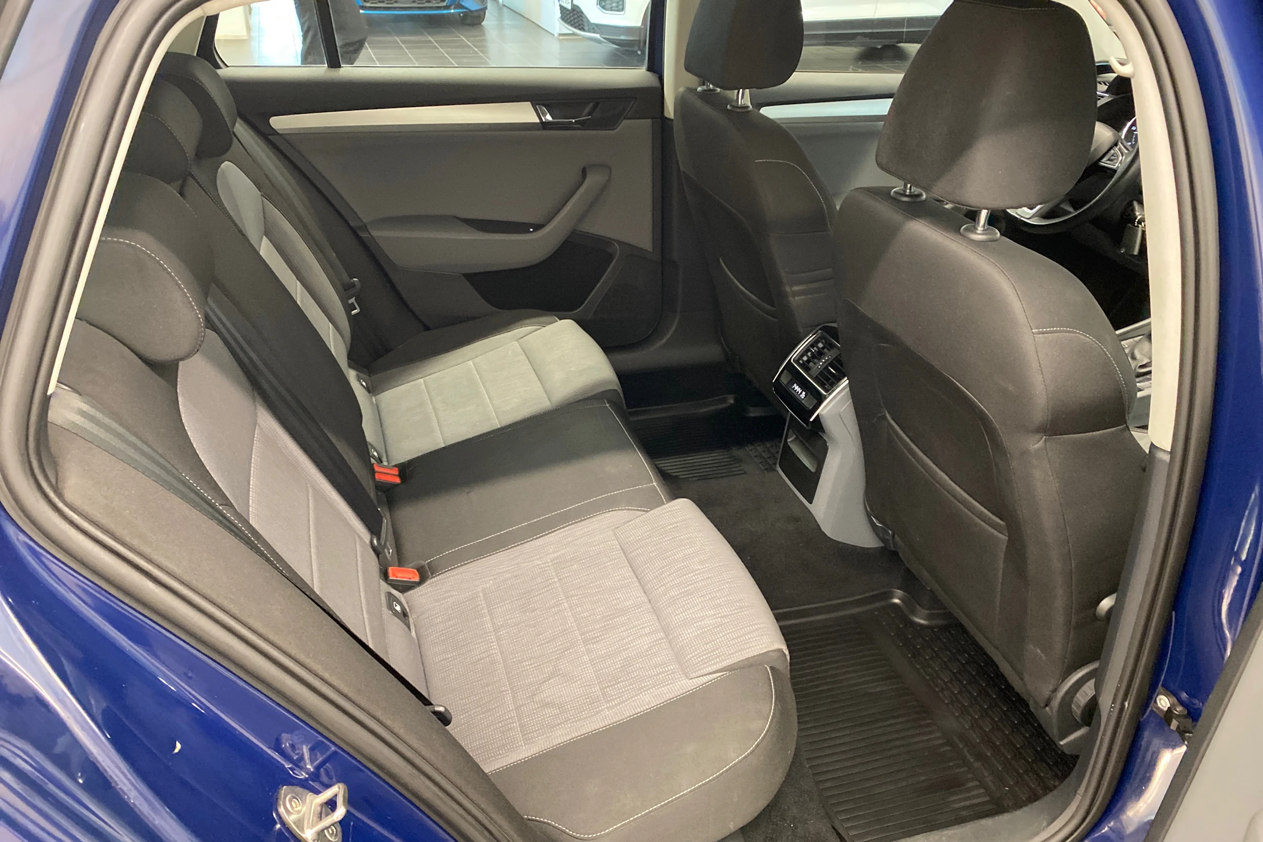 sininen Skoda Superb 2016 kuva 12.