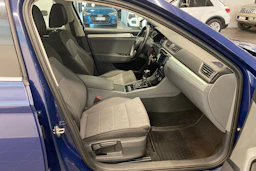 sininen Skoda Superb 2016 kuva 13.