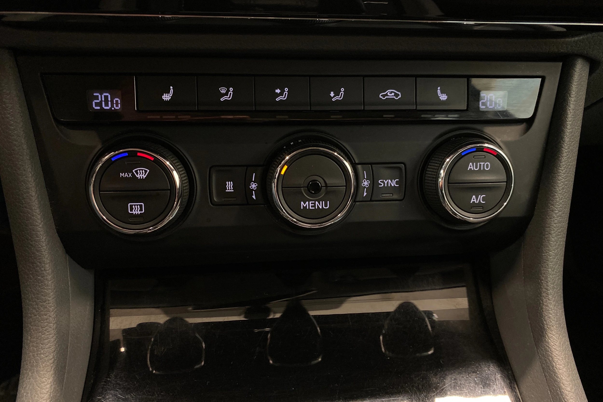 sininen Skoda Superb 2016 kuva 15.