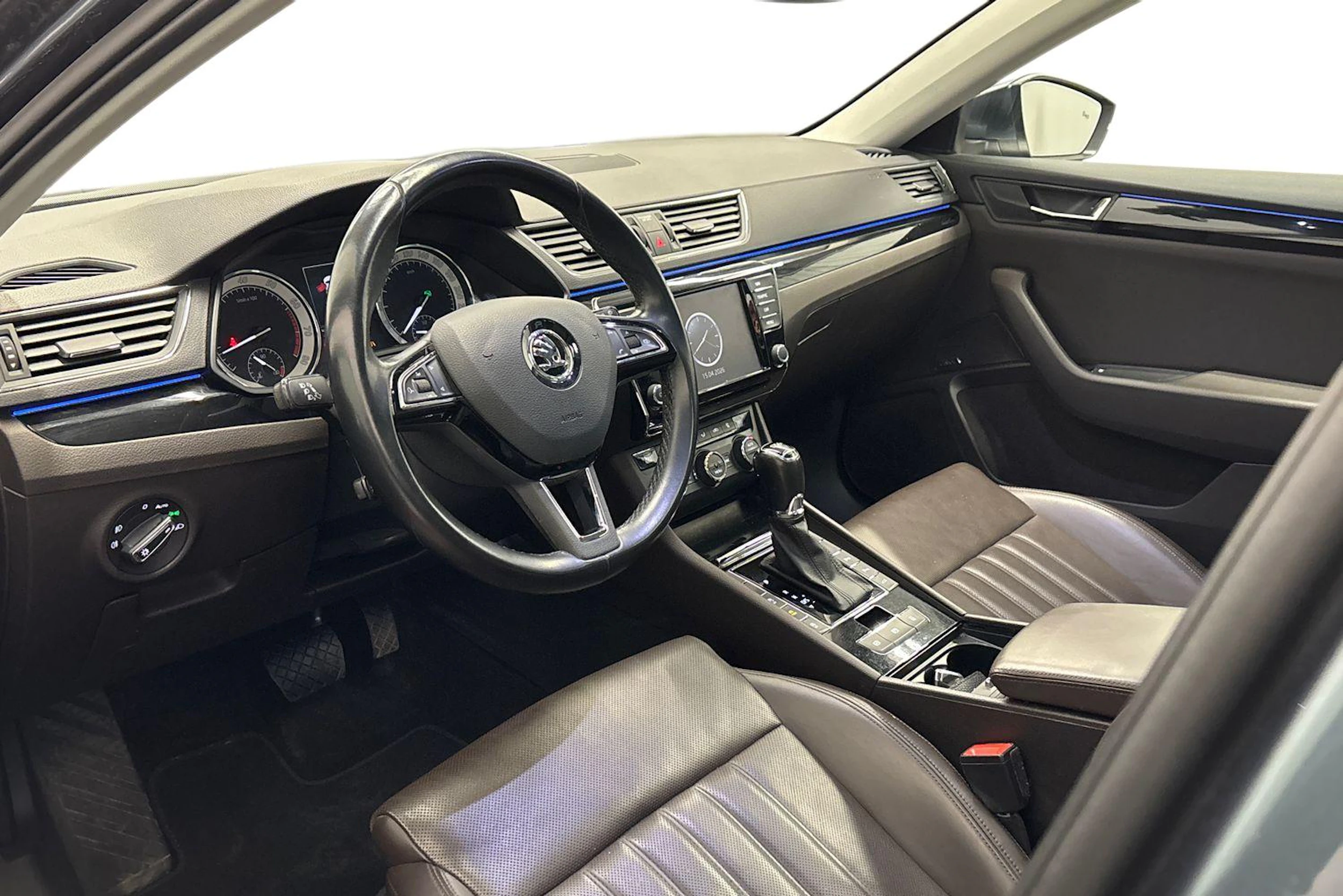 harmaa Skoda Superb 2016 kuva 8.