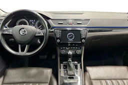 harmaa Skoda Superb 2016 kuva 9.