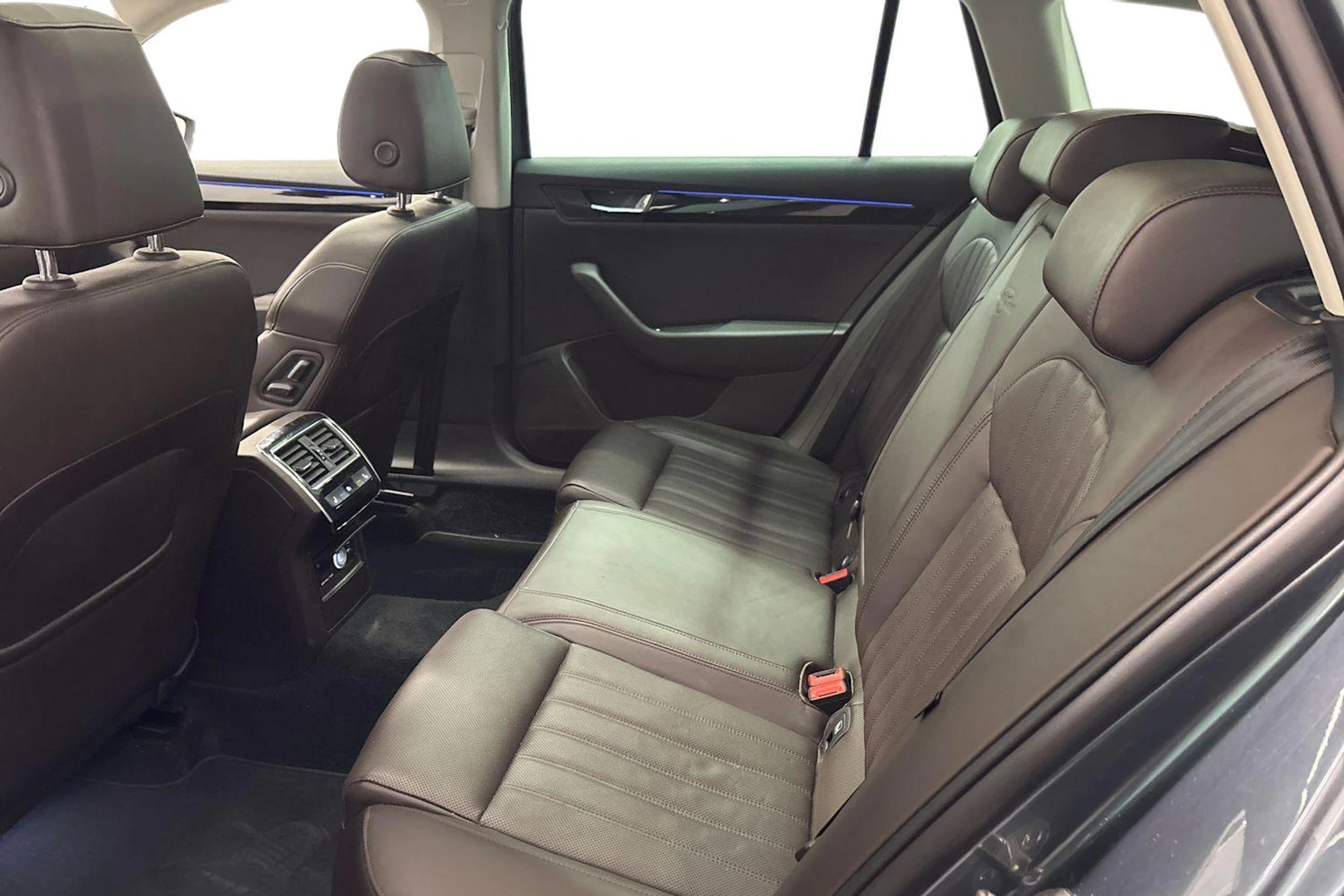 harmaa Skoda Superb 2016 kuva 11.
