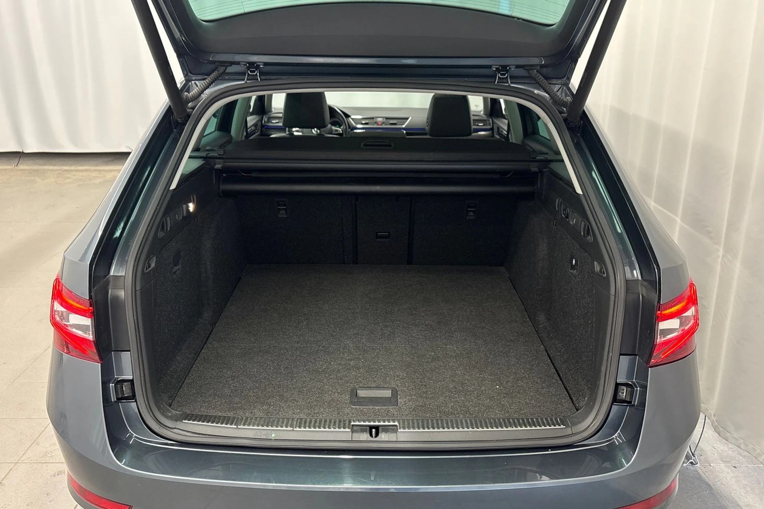 harmaa Skoda Superb 2016 kuva 16.
