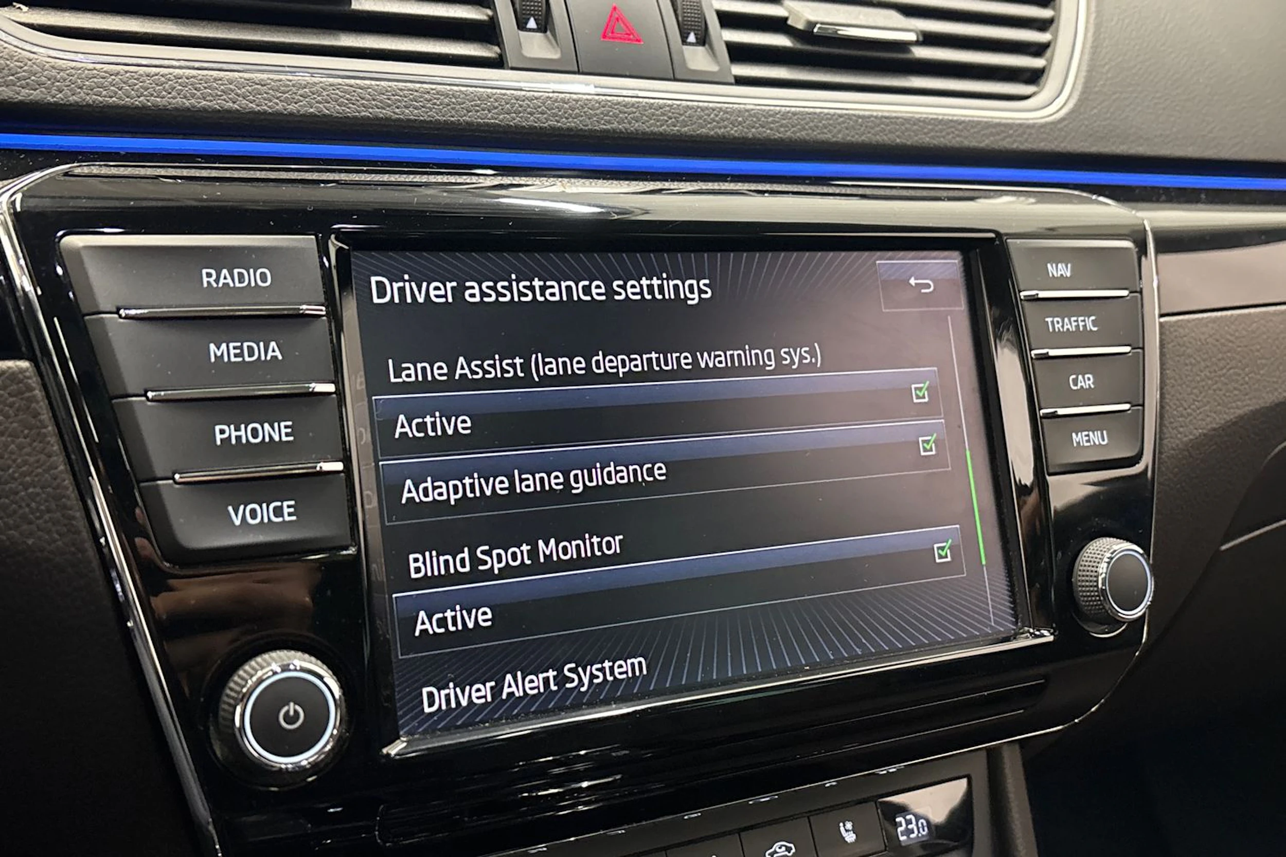 harmaa Skoda Superb 2016 kuva 32.