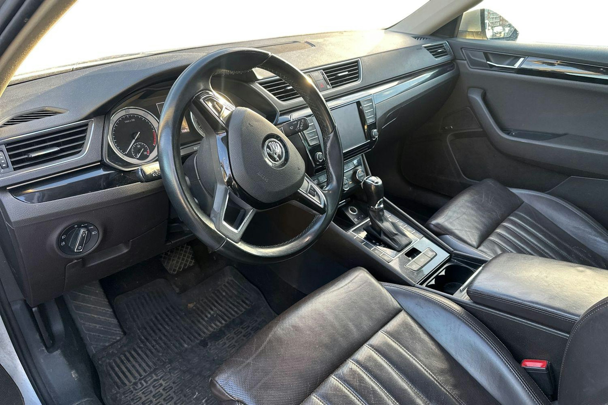 Harmaa Skoda Superb 2016 kuva 3.