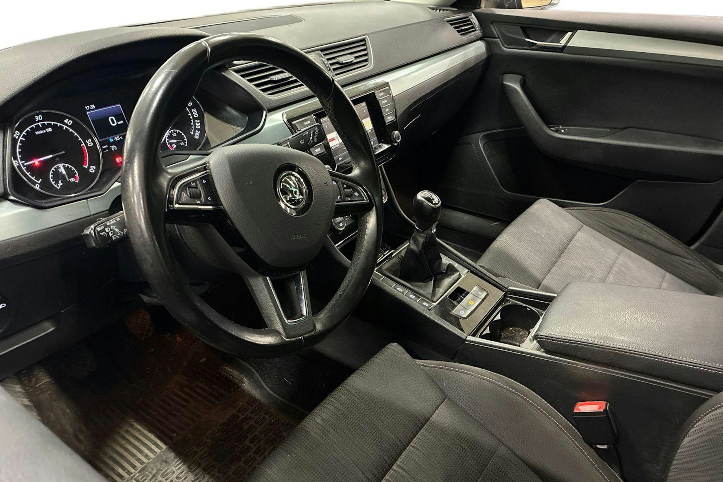 harmaa Skoda Superb 2016 kuva 3.