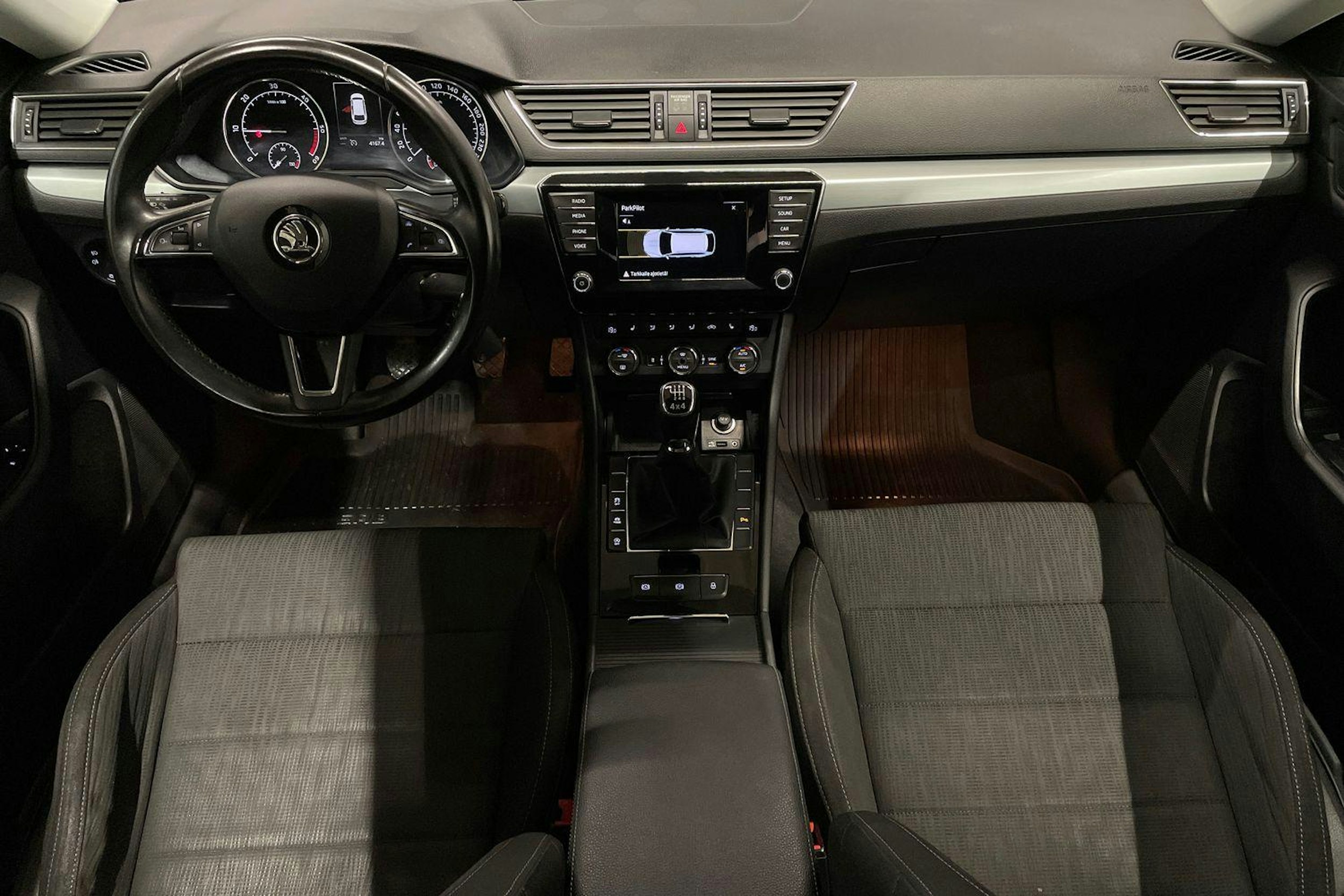 harmaa Skoda Superb 2016 kuva 9.