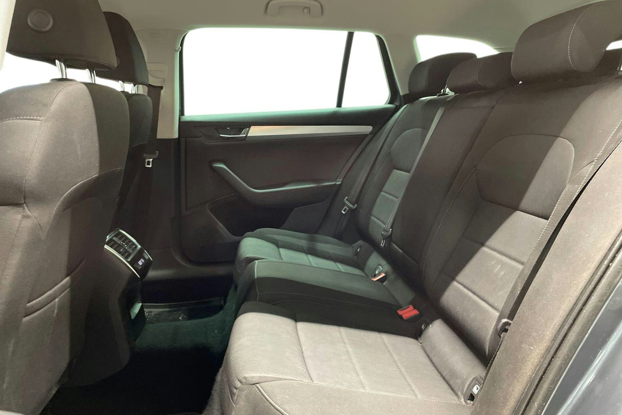 harmaa Skoda Superb 2016 kuva 10.