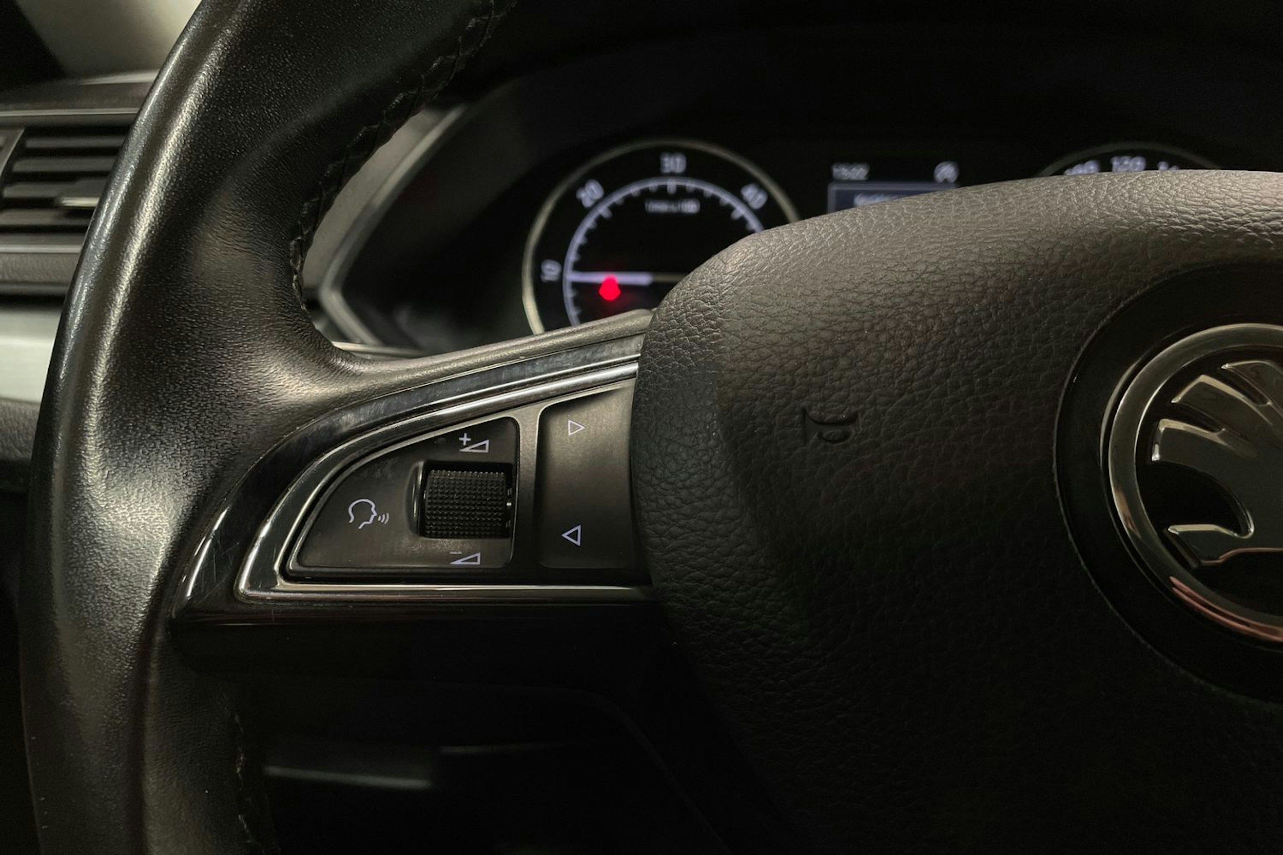 harmaa Skoda Superb 2016 kuva 21.