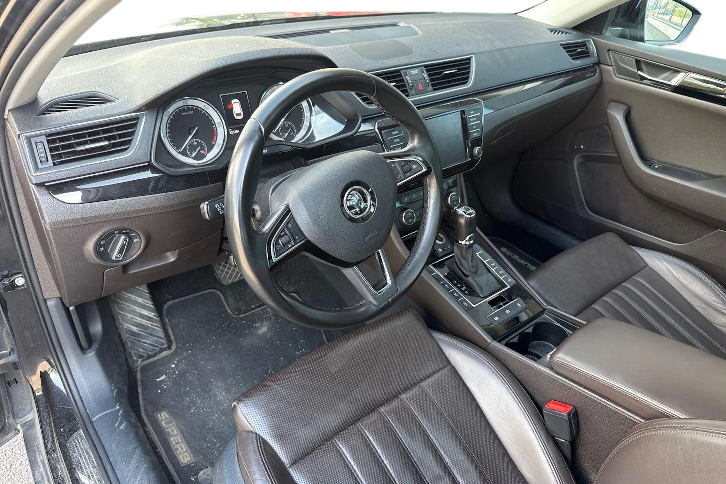 musta Skoda Superb 2016 kuva 3.