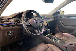 musta Skoda Superb 2016 kuva 8.