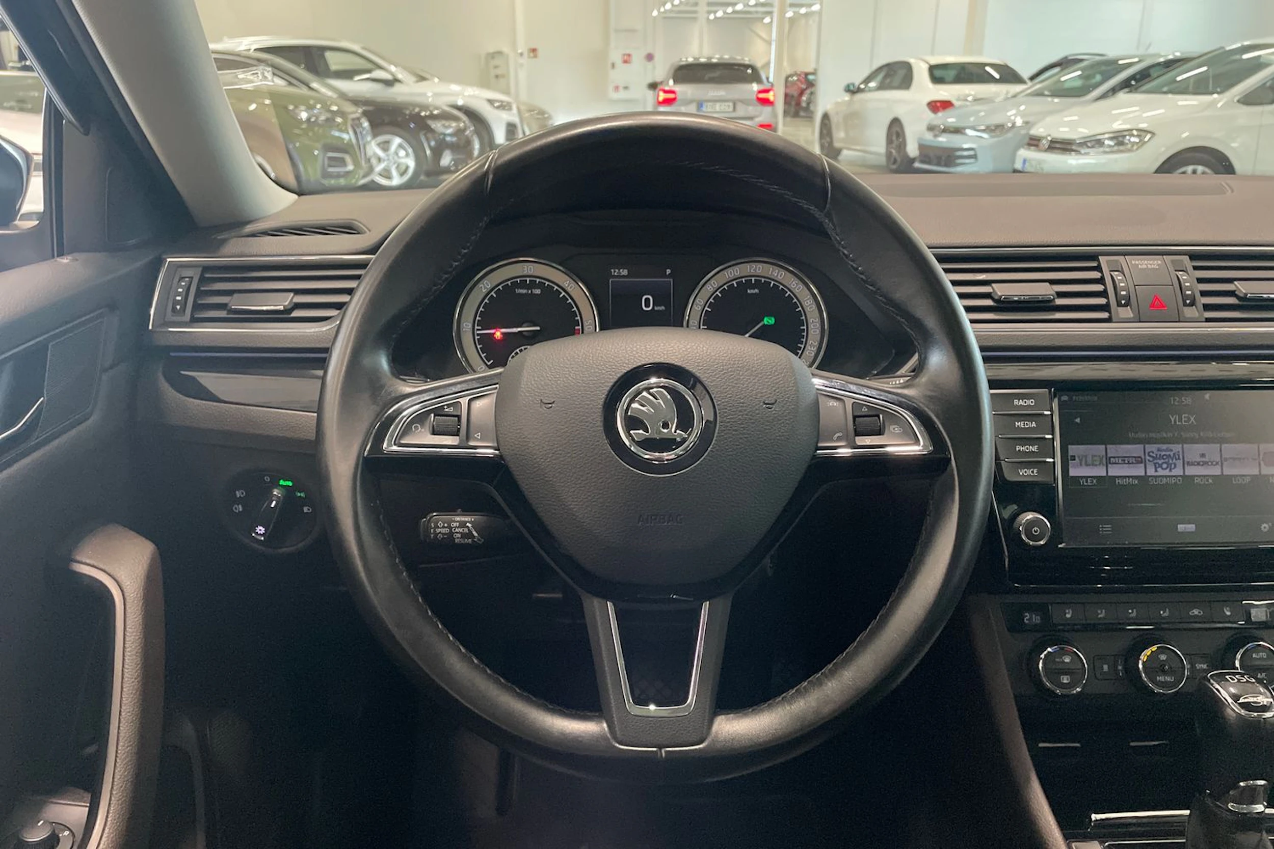 musta Skoda Superb 2016 kuva 19.