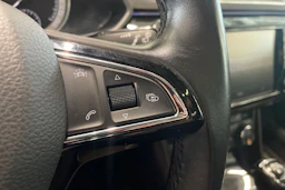 musta Skoda Superb 2016 kuva 21.