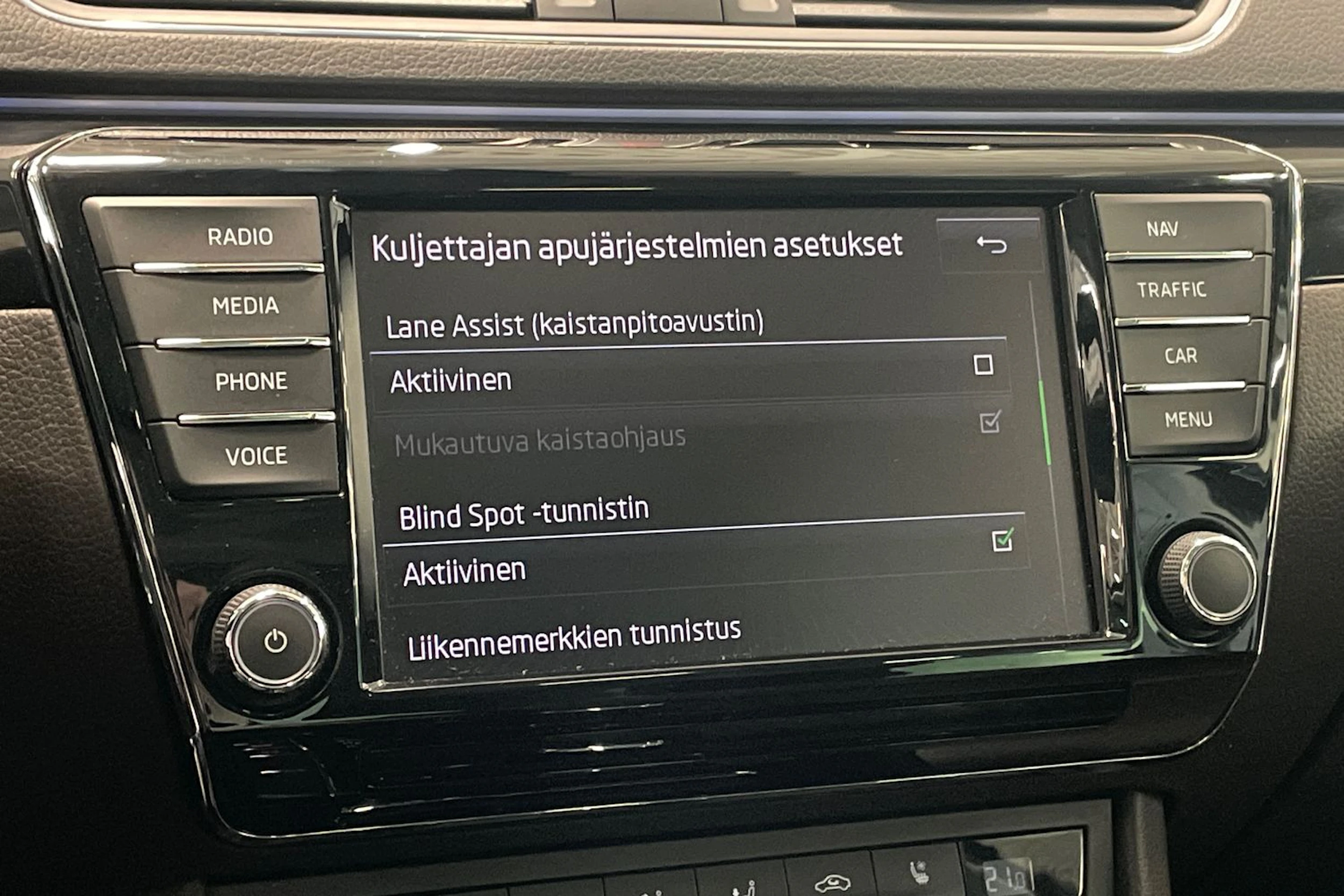 musta Skoda Superb 2016 kuva 30.