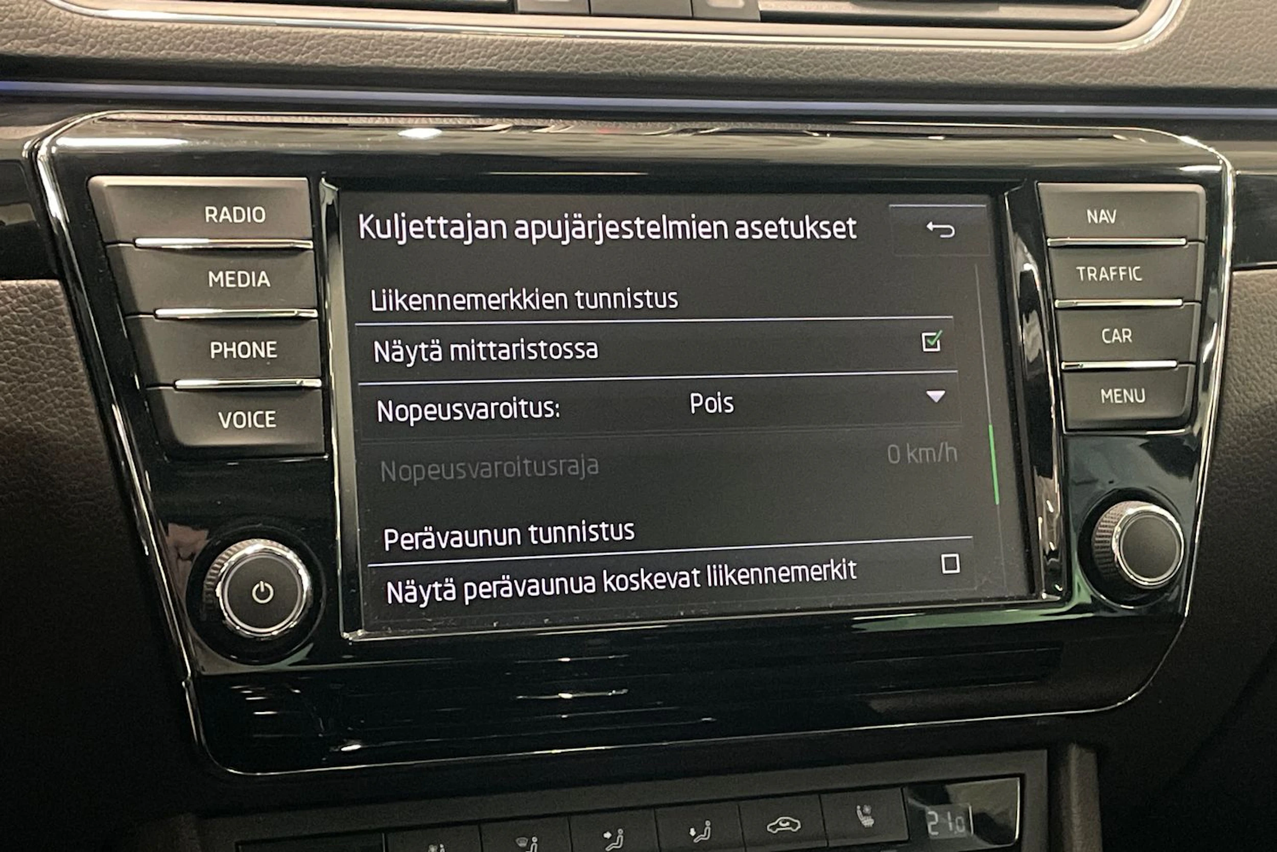 musta Skoda Superb 2016 kuva 31.