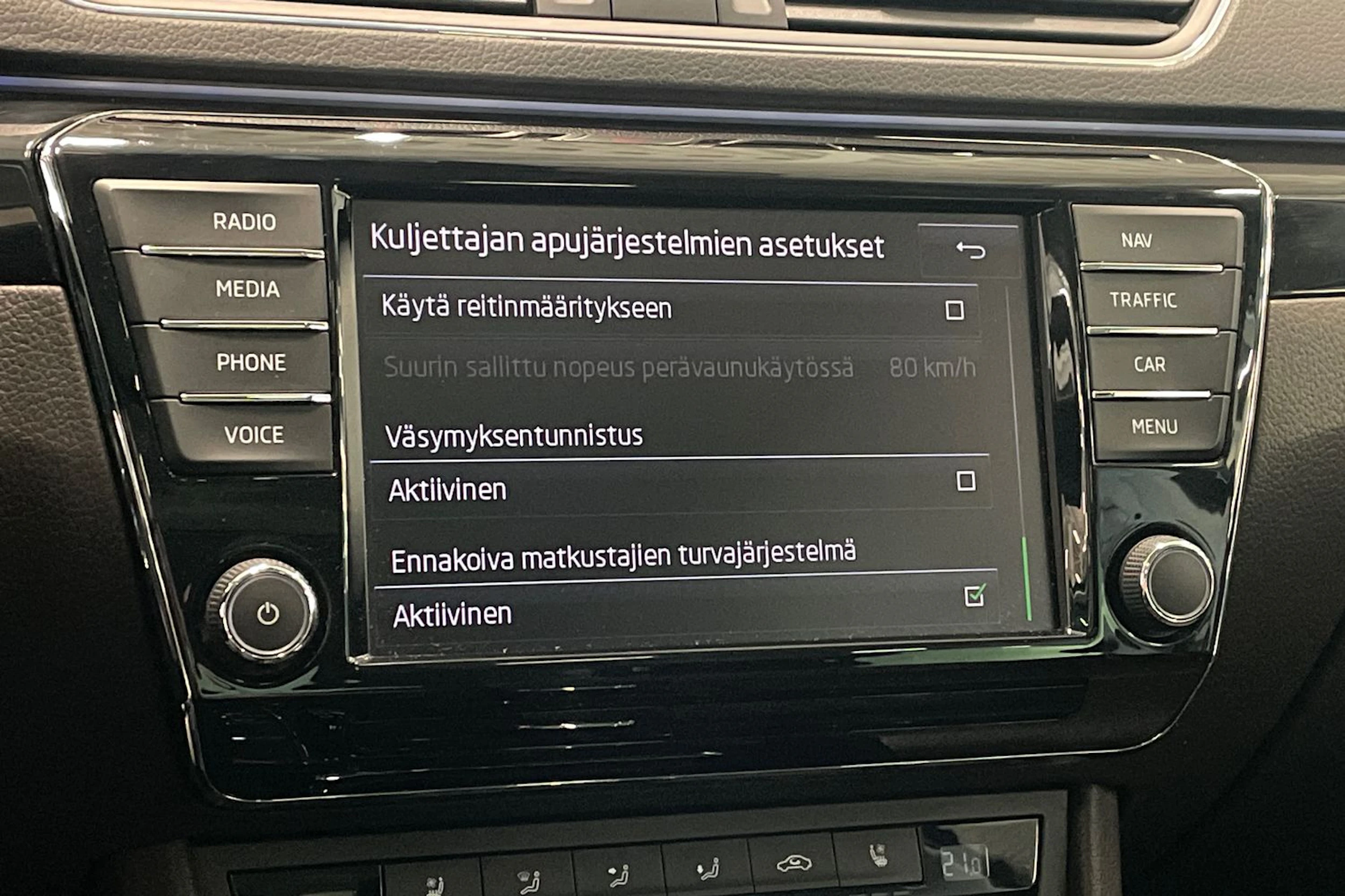 musta Skoda Superb 2016 kuva 32.