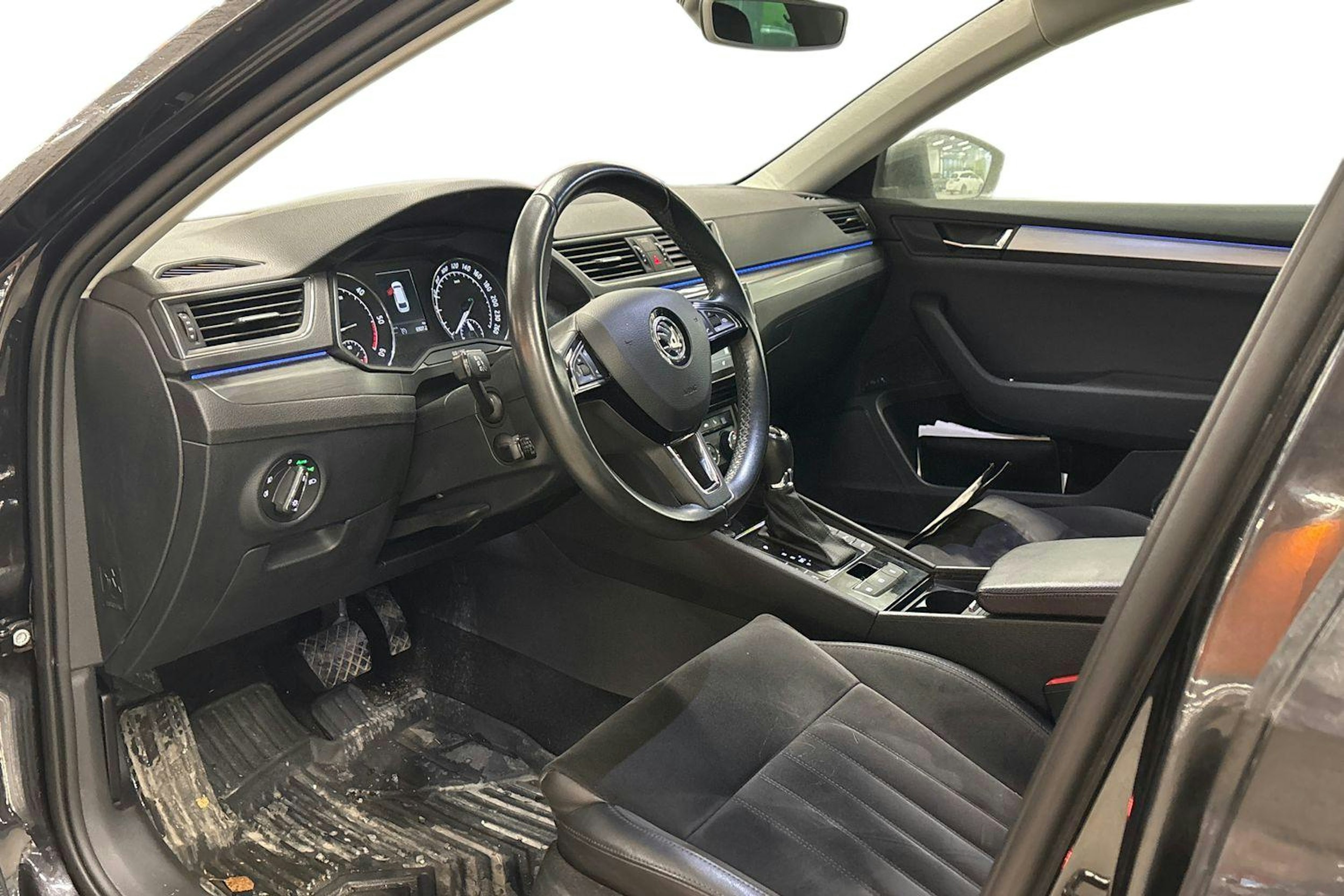 musta Skoda Superb 2016 kuva 3.