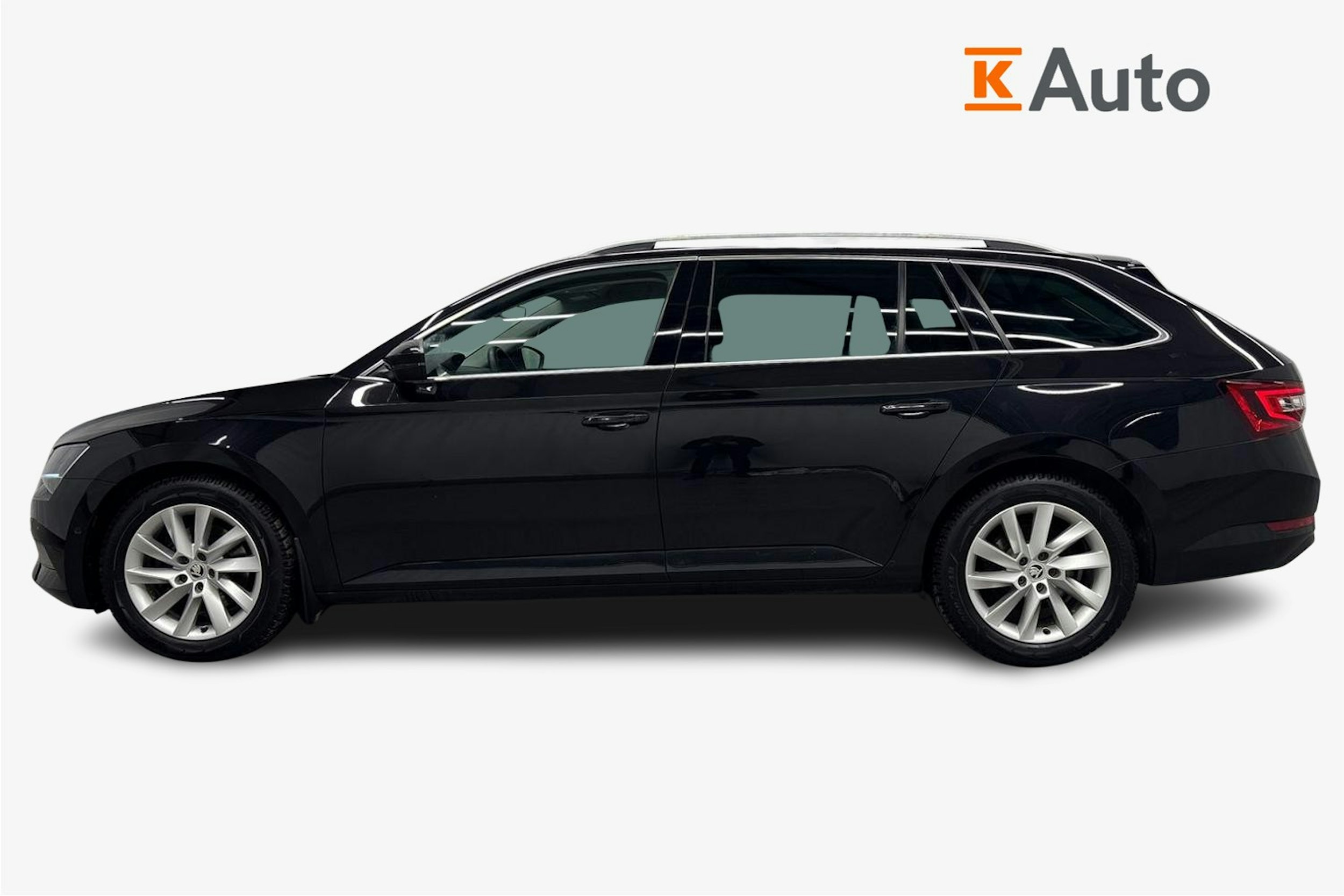 musta Skoda Superb 2016 kuva 6.