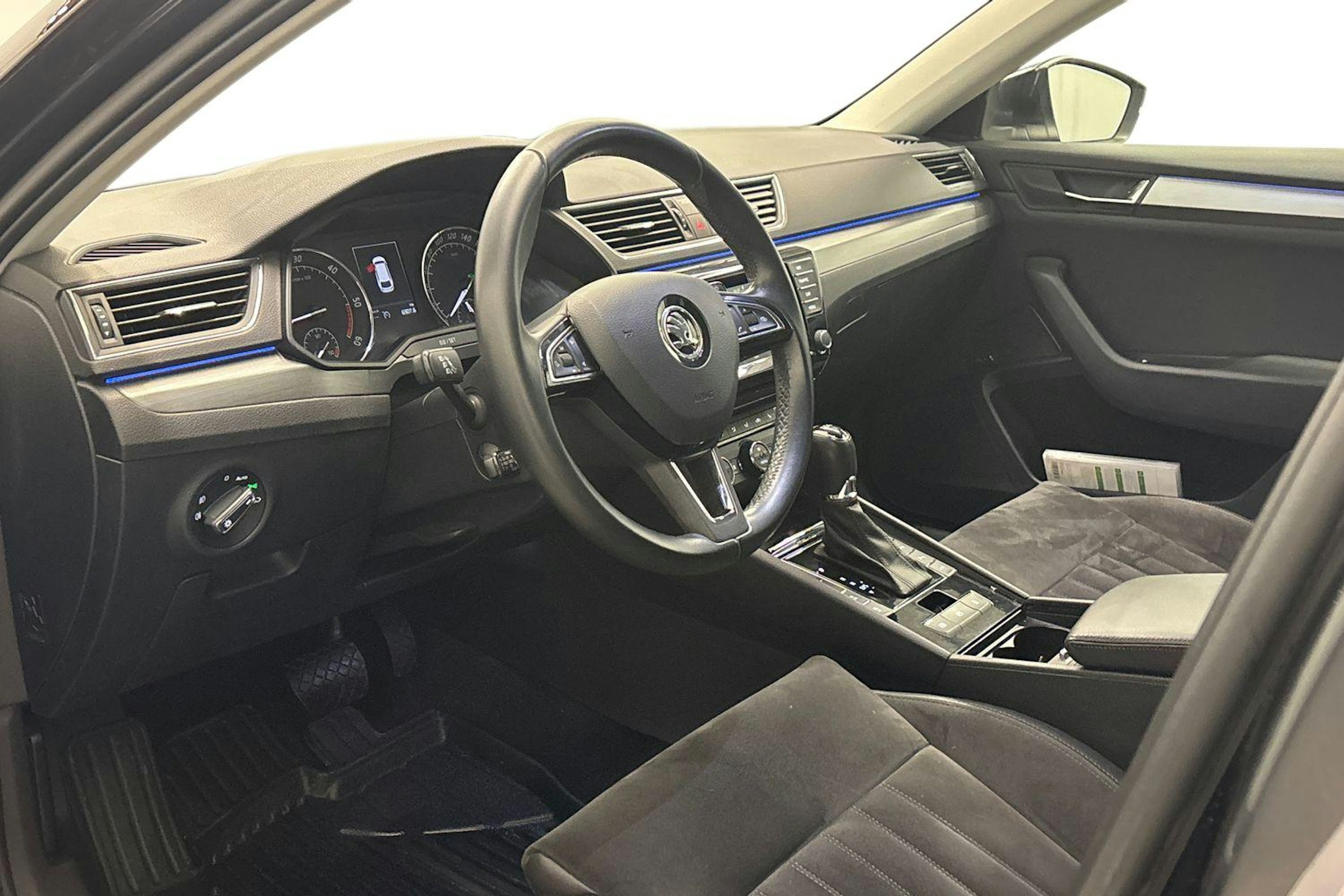 musta Skoda Superb 2016 kuva 7.