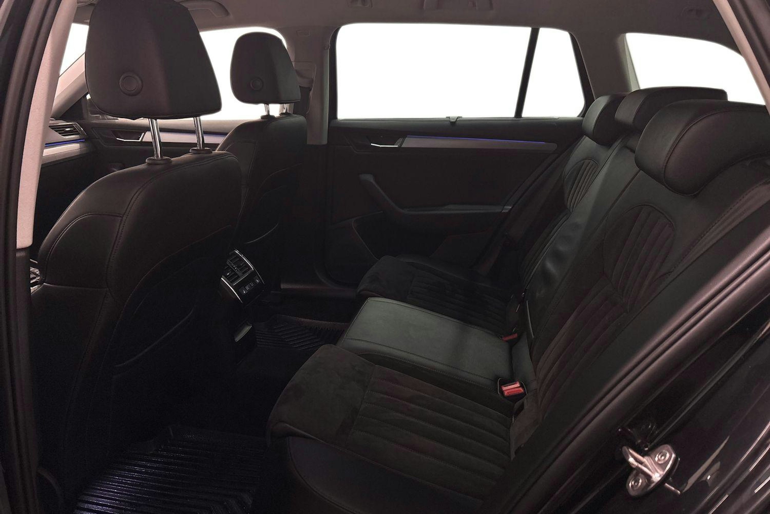 musta Skoda Superb 2016 kuva 10.