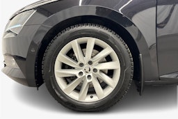 musta Skoda Superb 2016 kuva 11.