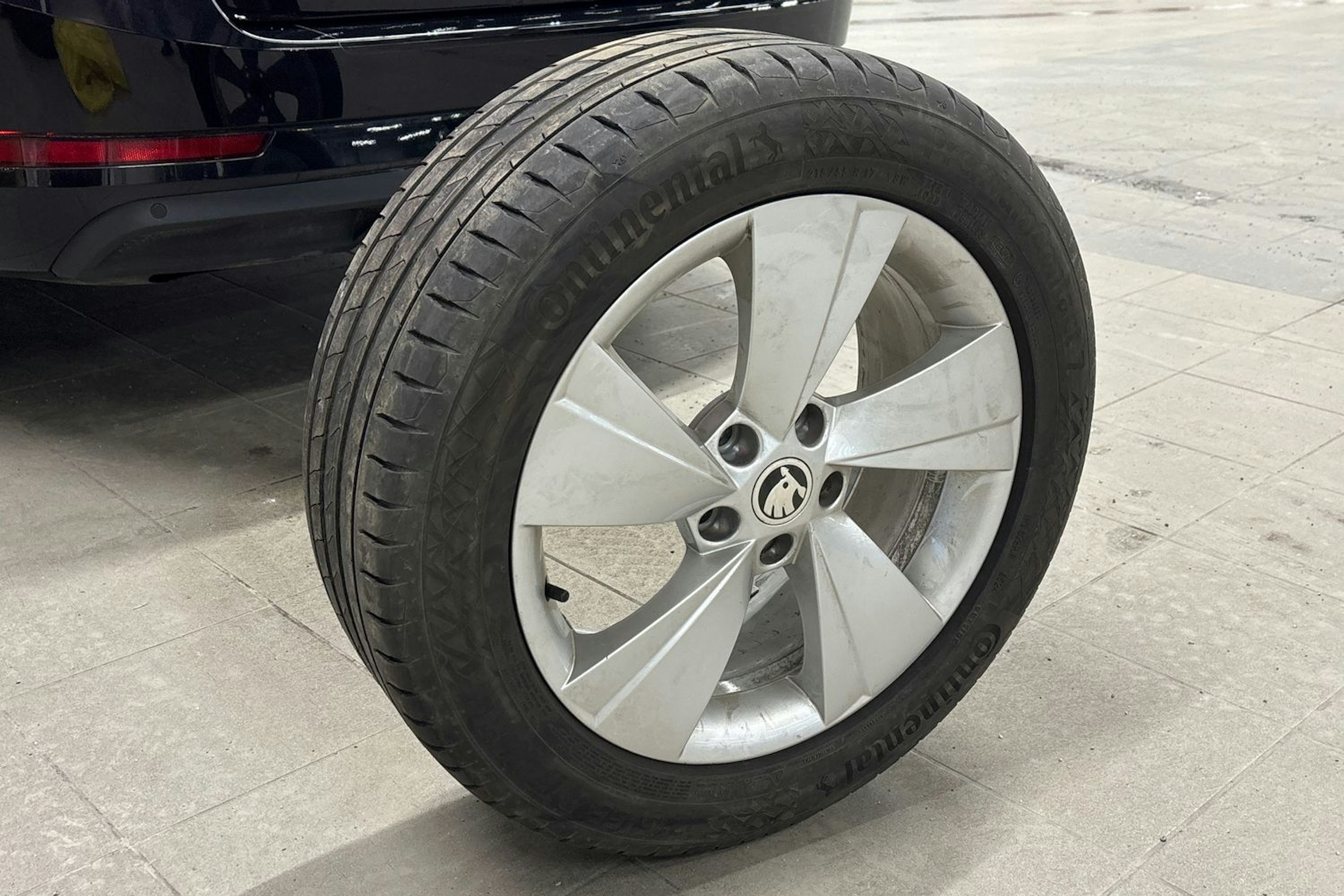 musta Skoda Superb 2016 kuva 14.