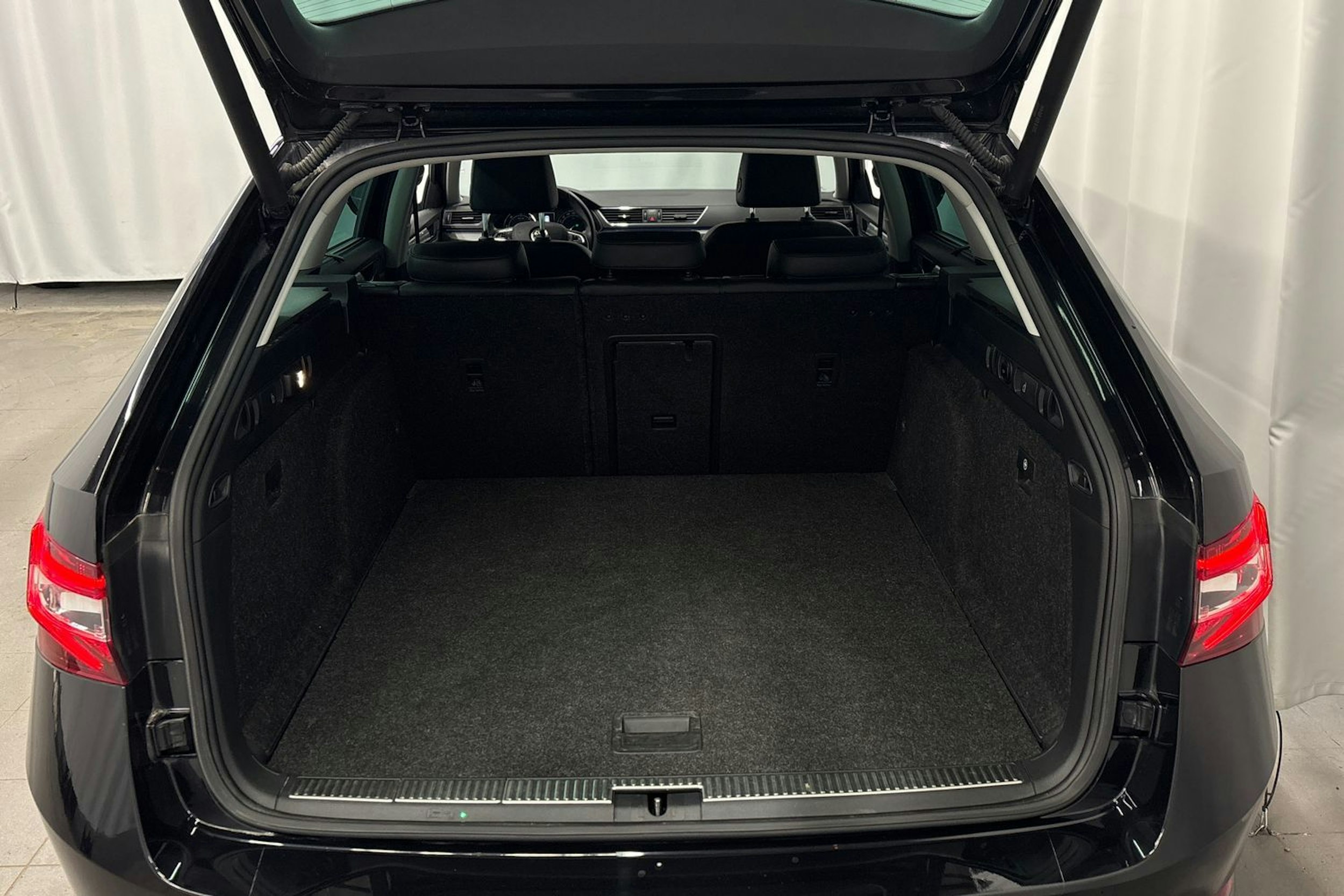 musta Skoda Superb 2016 kuva 16.