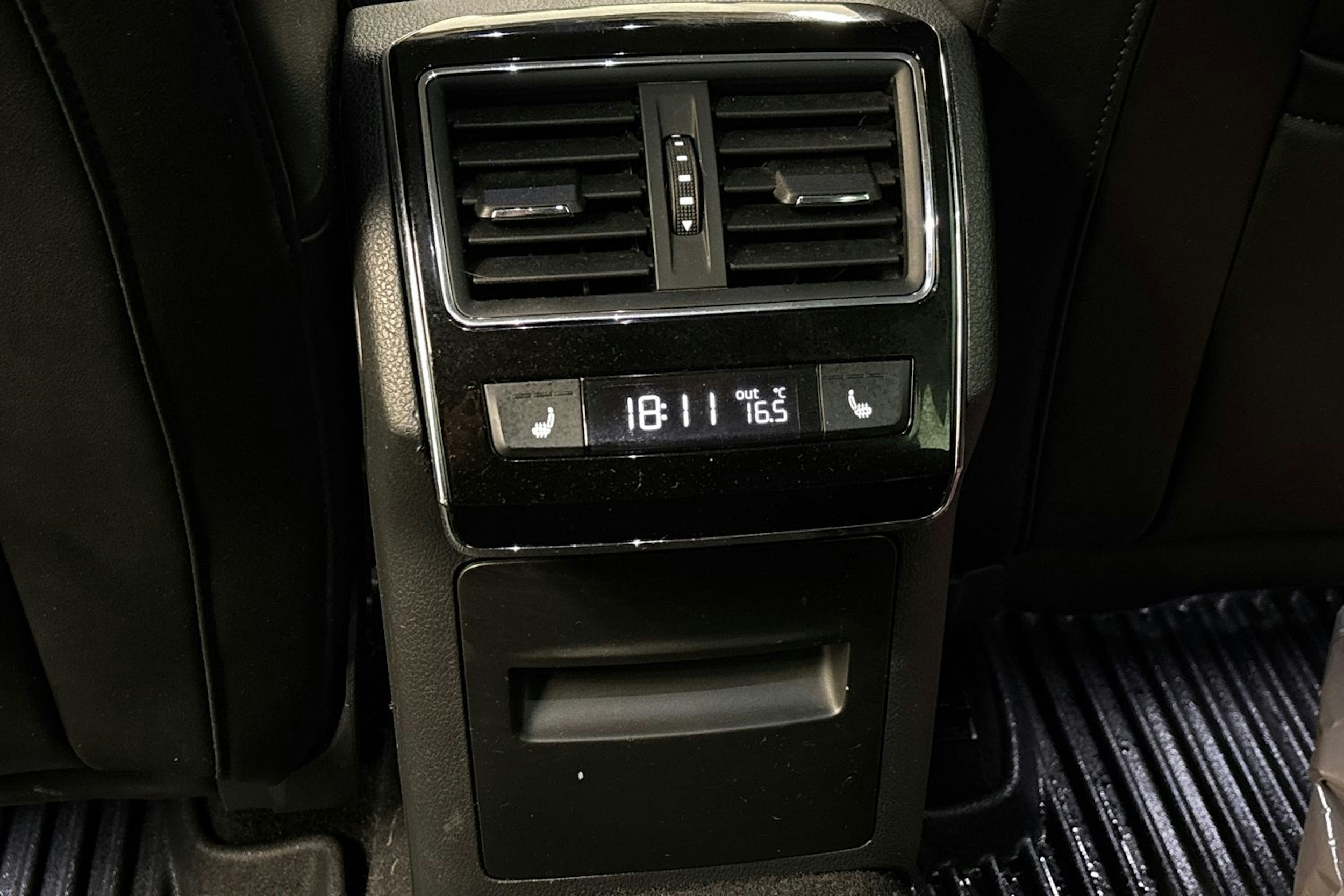 musta Skoda Superb 2016 kuva 18.