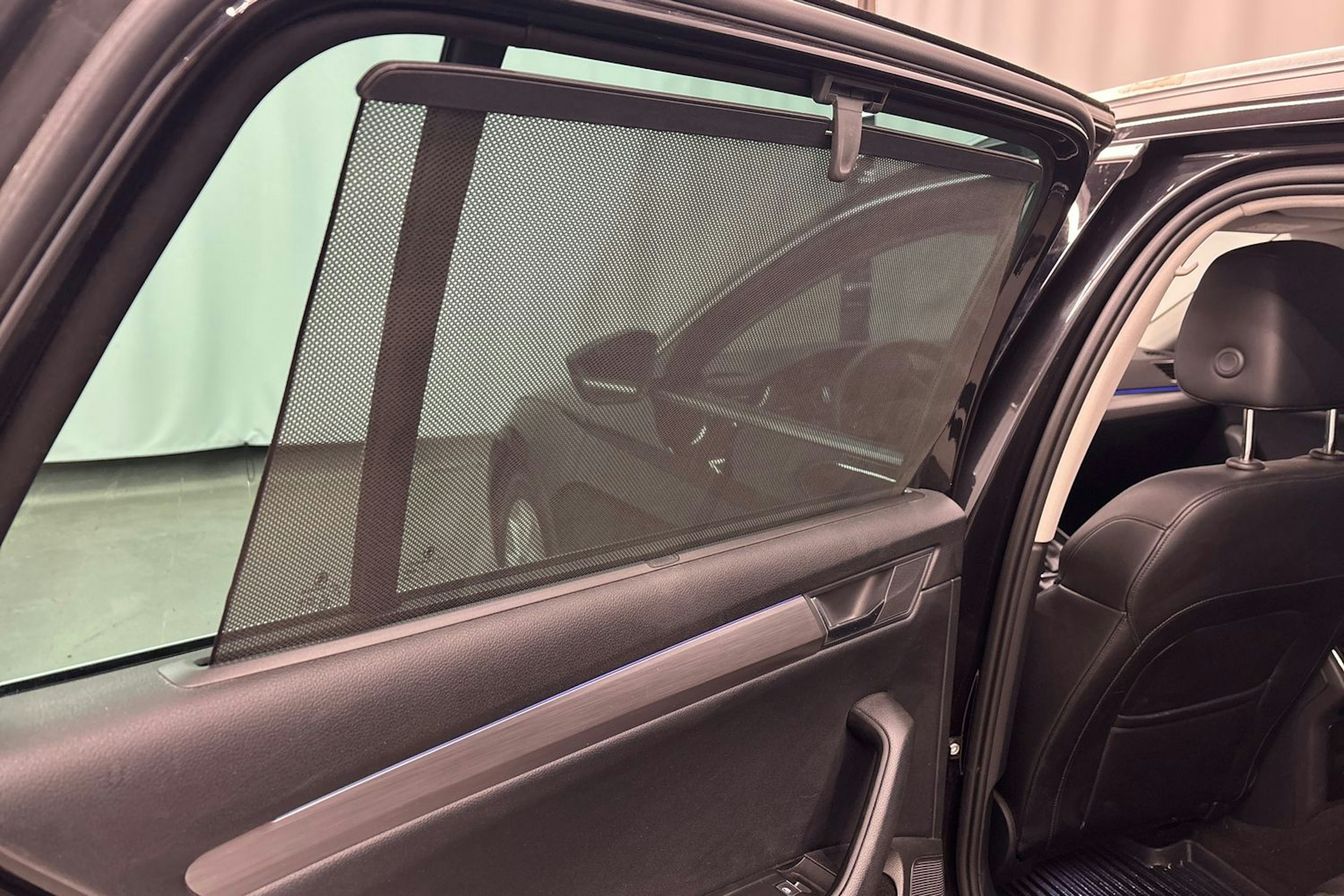 musta Skoda Superb 2016 kuva 19.