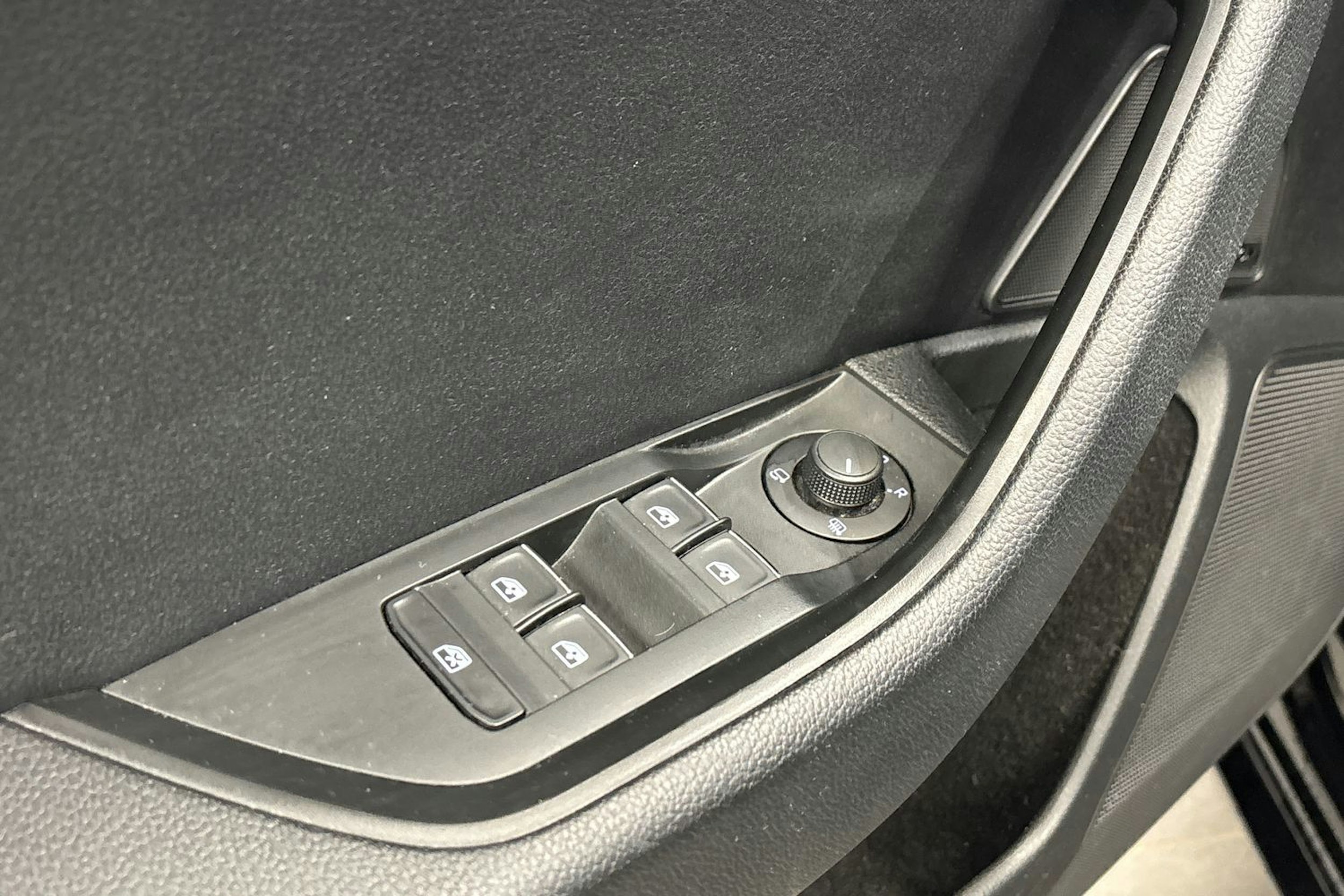 musta Skoda Superb 2016 kuva 20.