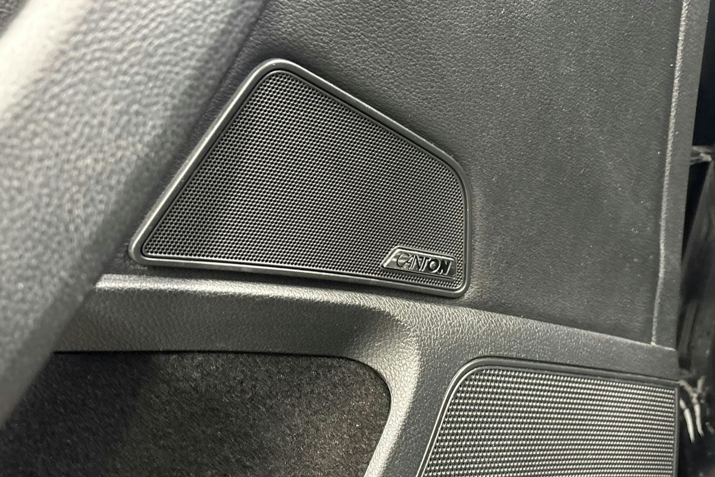 musta Skoda Superb 2016 kuva 21.