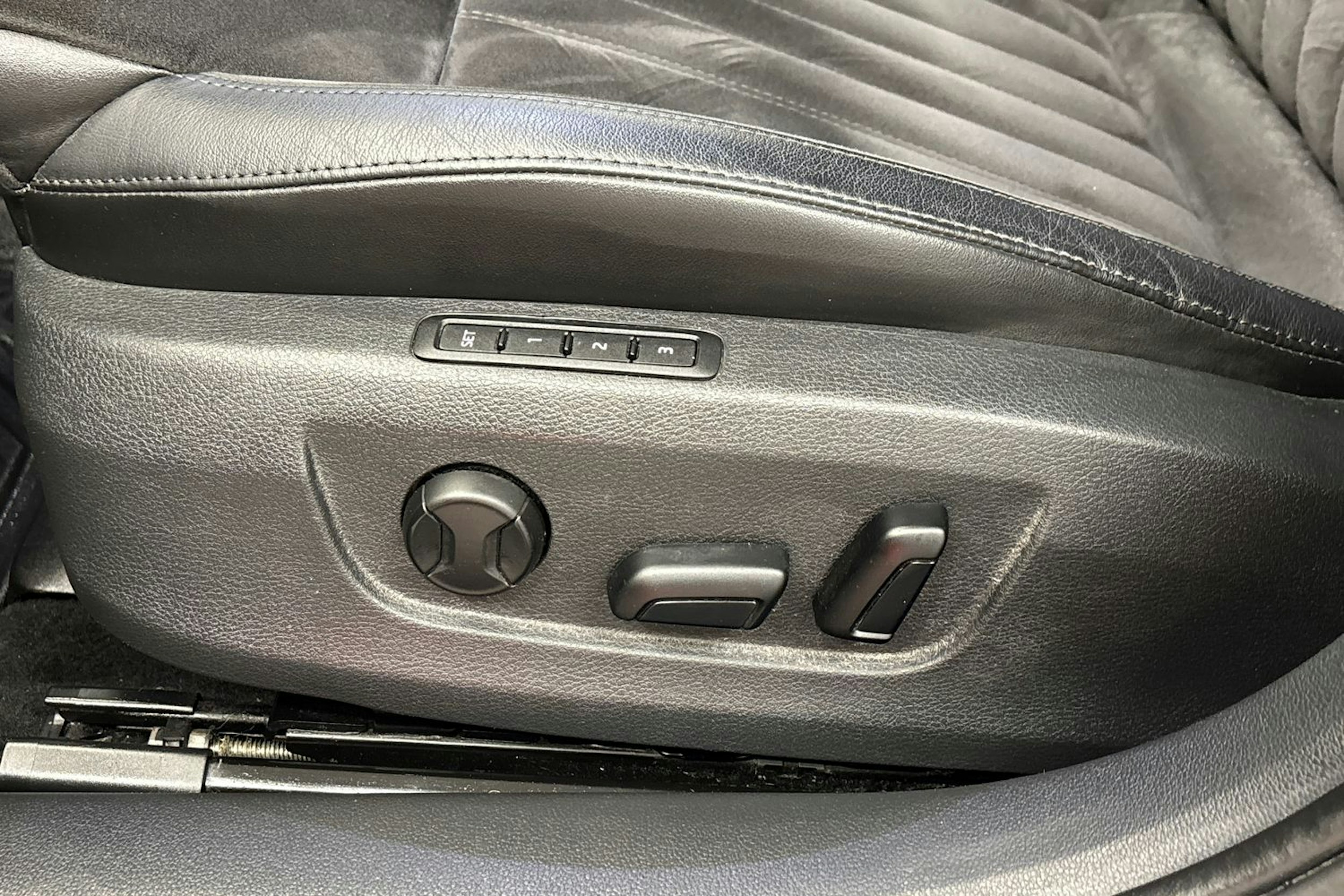 musta Skoda Superb 2016 kuva 22.