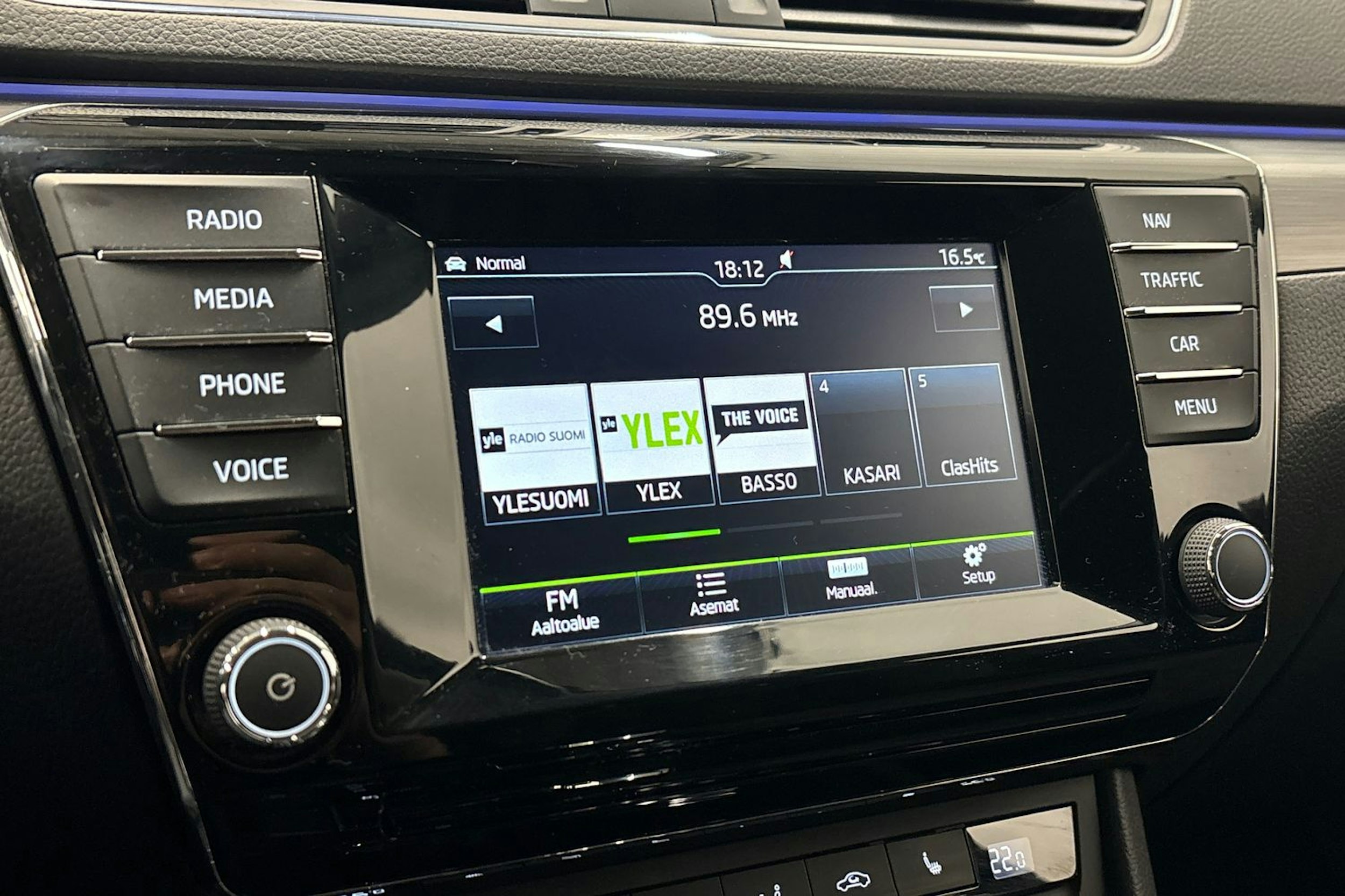 musta Skoda Superb 2016 kuva 28.