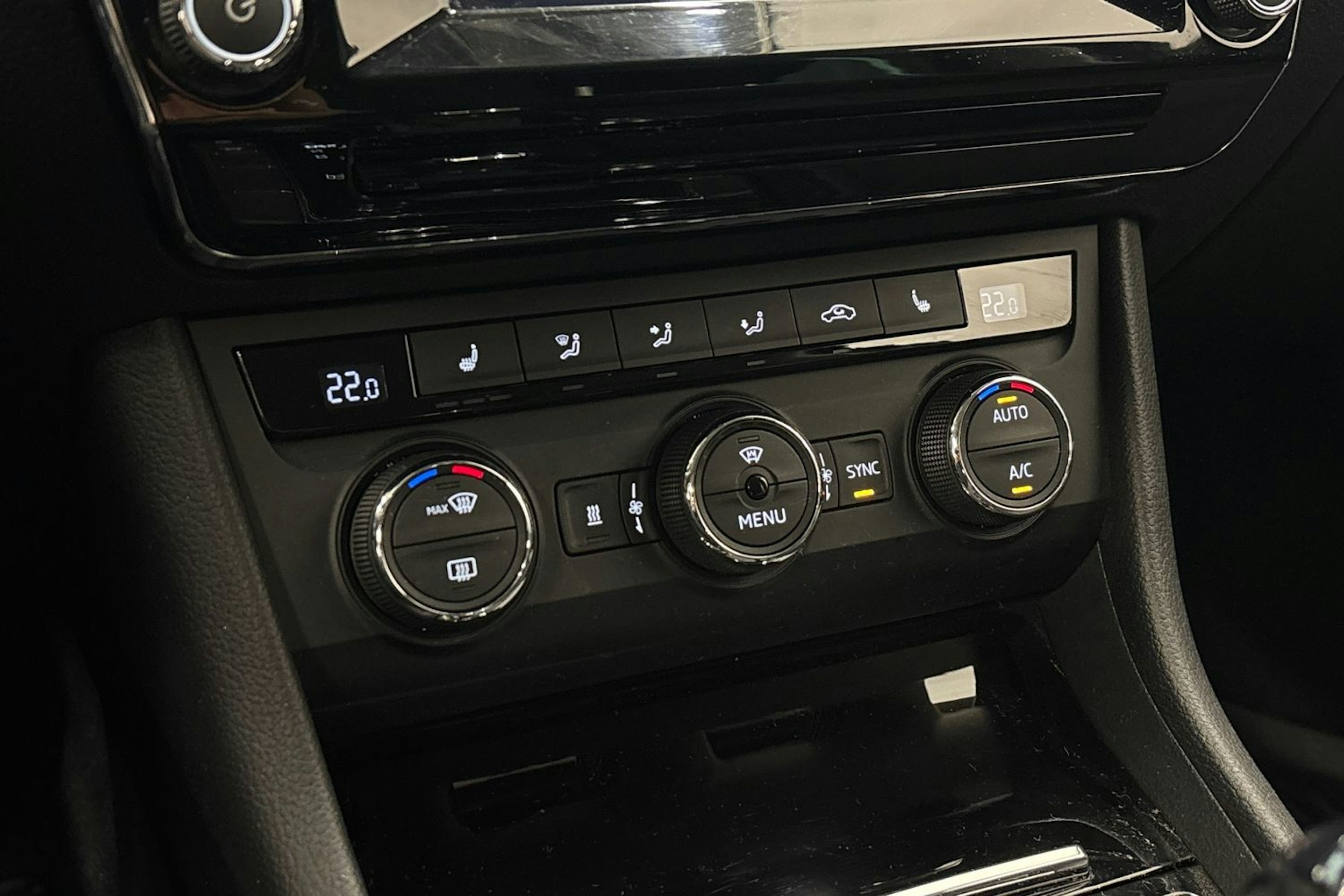 musta Skoda Superb 2016 kuva 32.