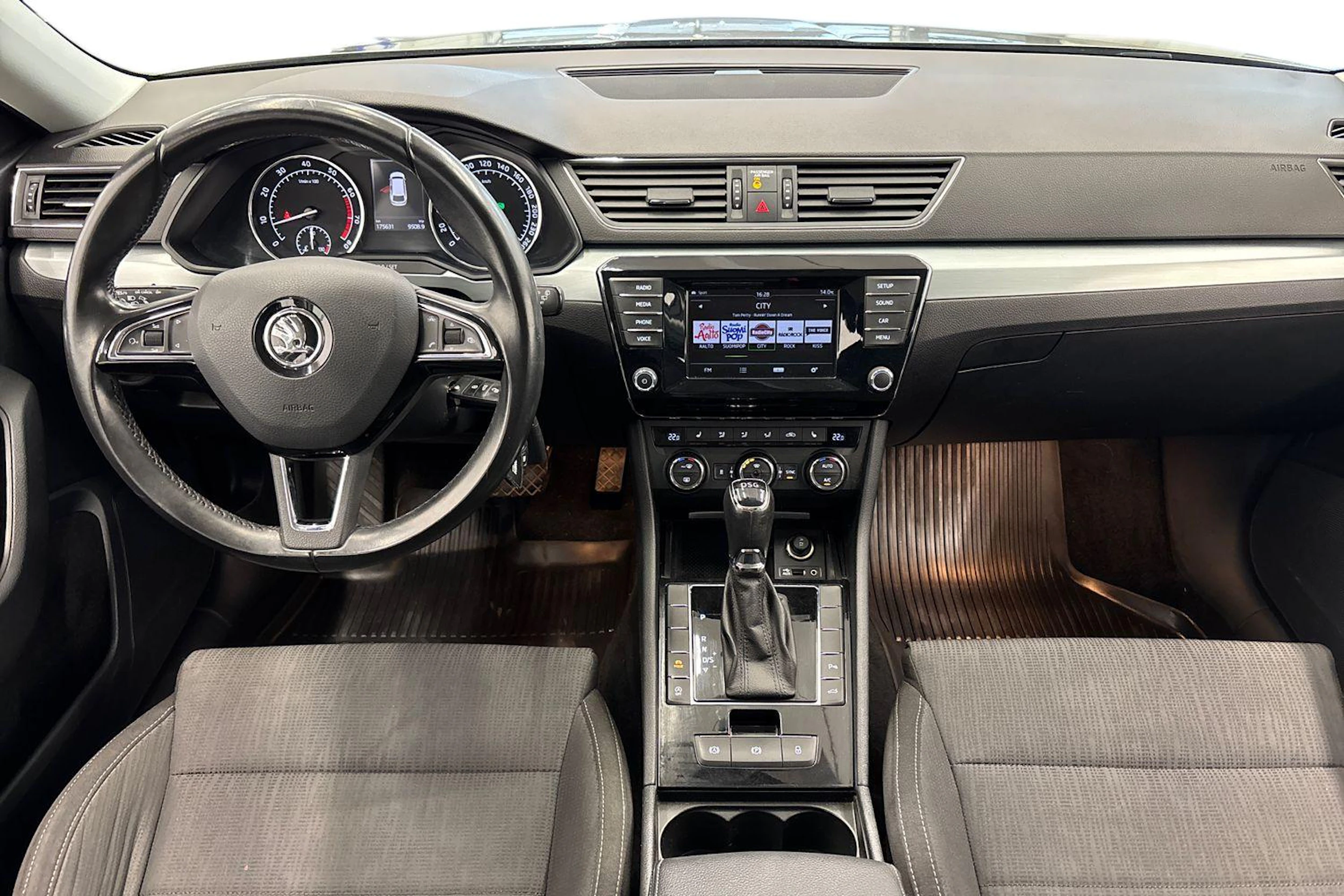 ruskea (beige) Skoda Superb 2016 kuva 7.