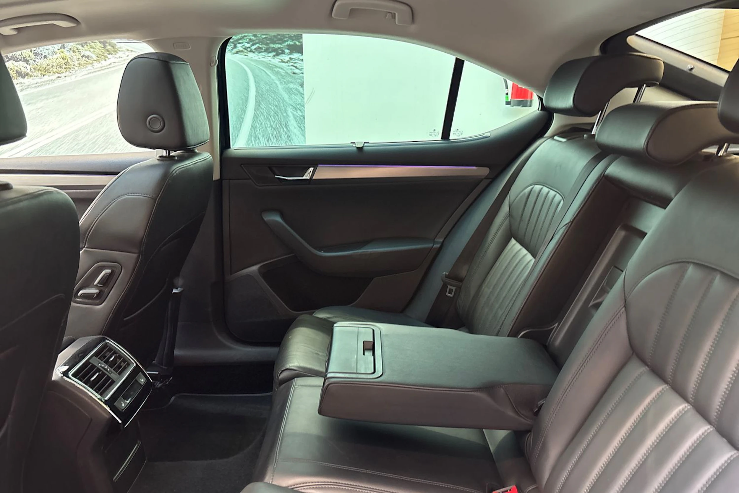 sininen Skoda Superb 2016 kuva 18.